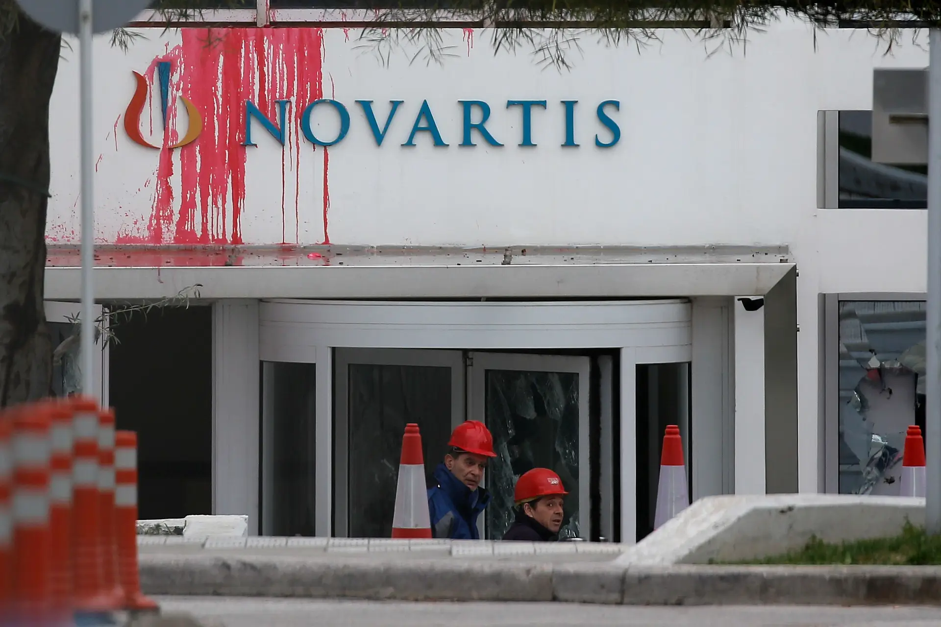 Sede da Novartis em Atenas, na Grécia após ter sido alvo da fúria dos manifestantes durente um protesto contra a multinacional farmacêutica suspeita de ter corrompido vários políticos no país