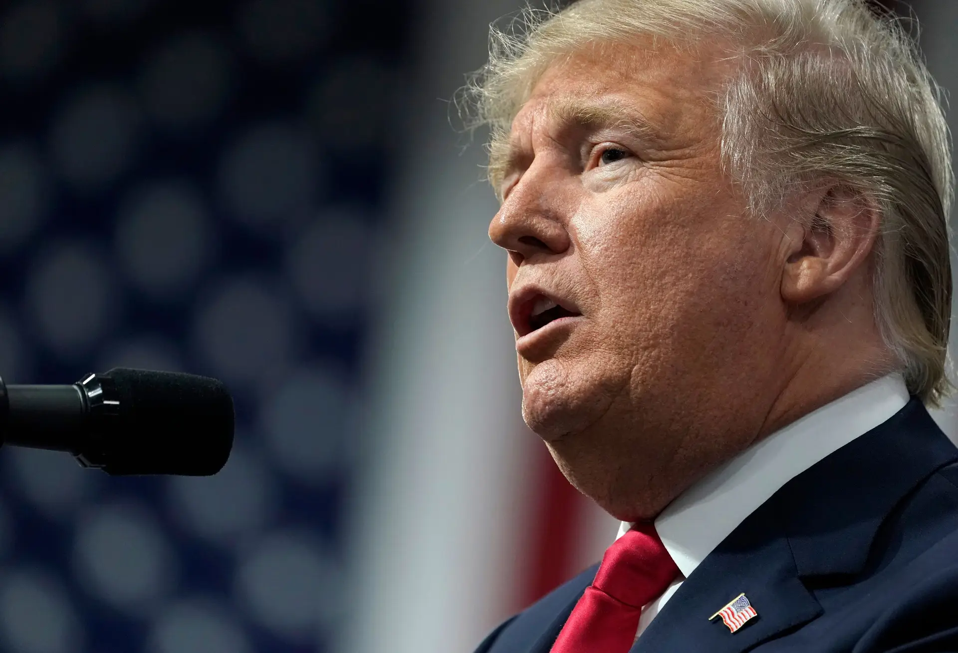 Plano de Trump contra violência nas escolas inclui treino de armas a professores