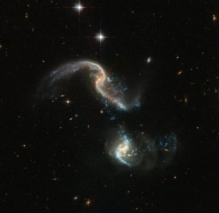 A "dança" das duas galáxias captada pelo telescópio Hubble