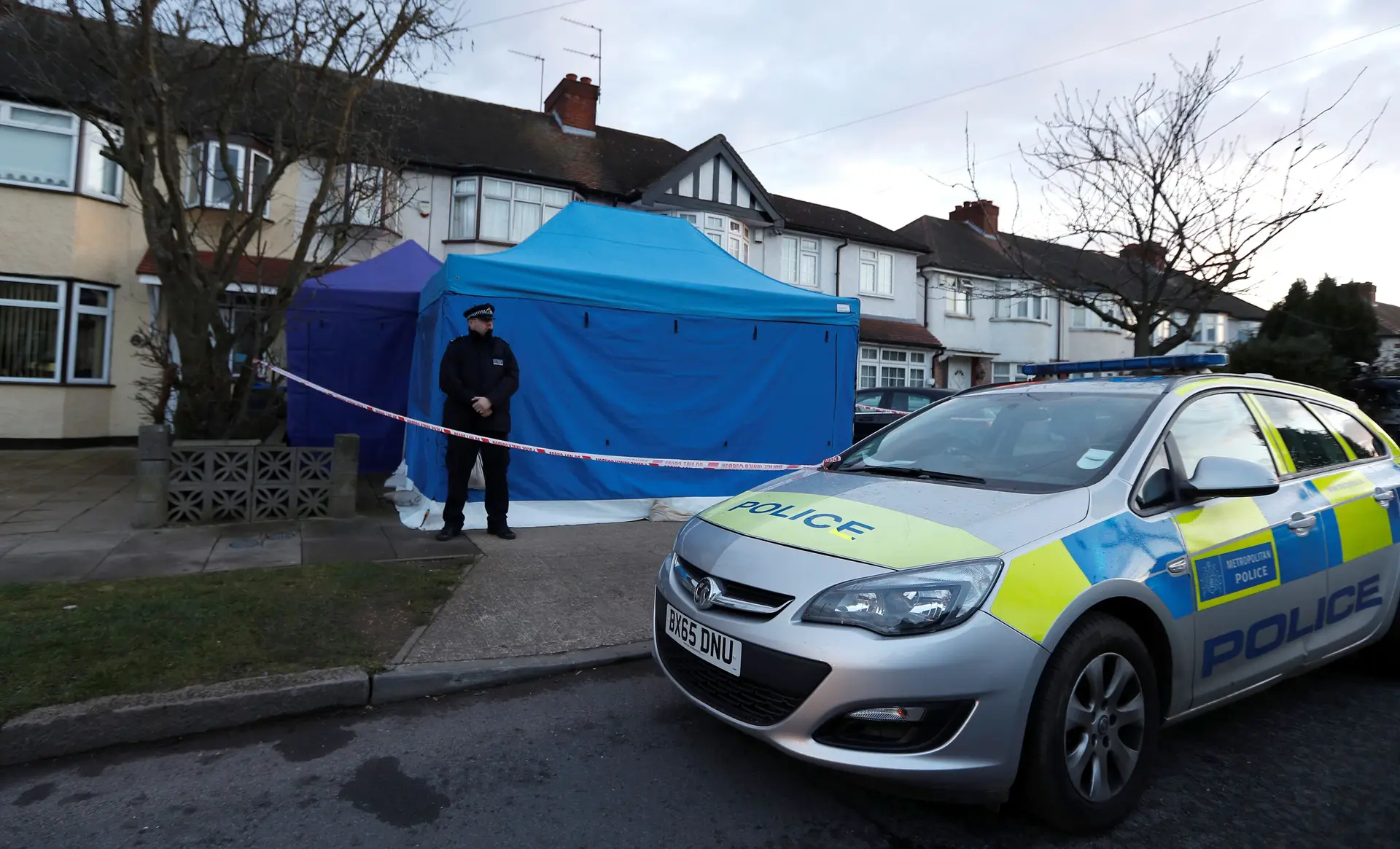 A polícia metropolitana de Londres referiu que está a investigar uma morte "por explicar" de um homem encontrado numa casa na área de New Malden na noite de segunda-feira, mas não o identificou pelo nome.