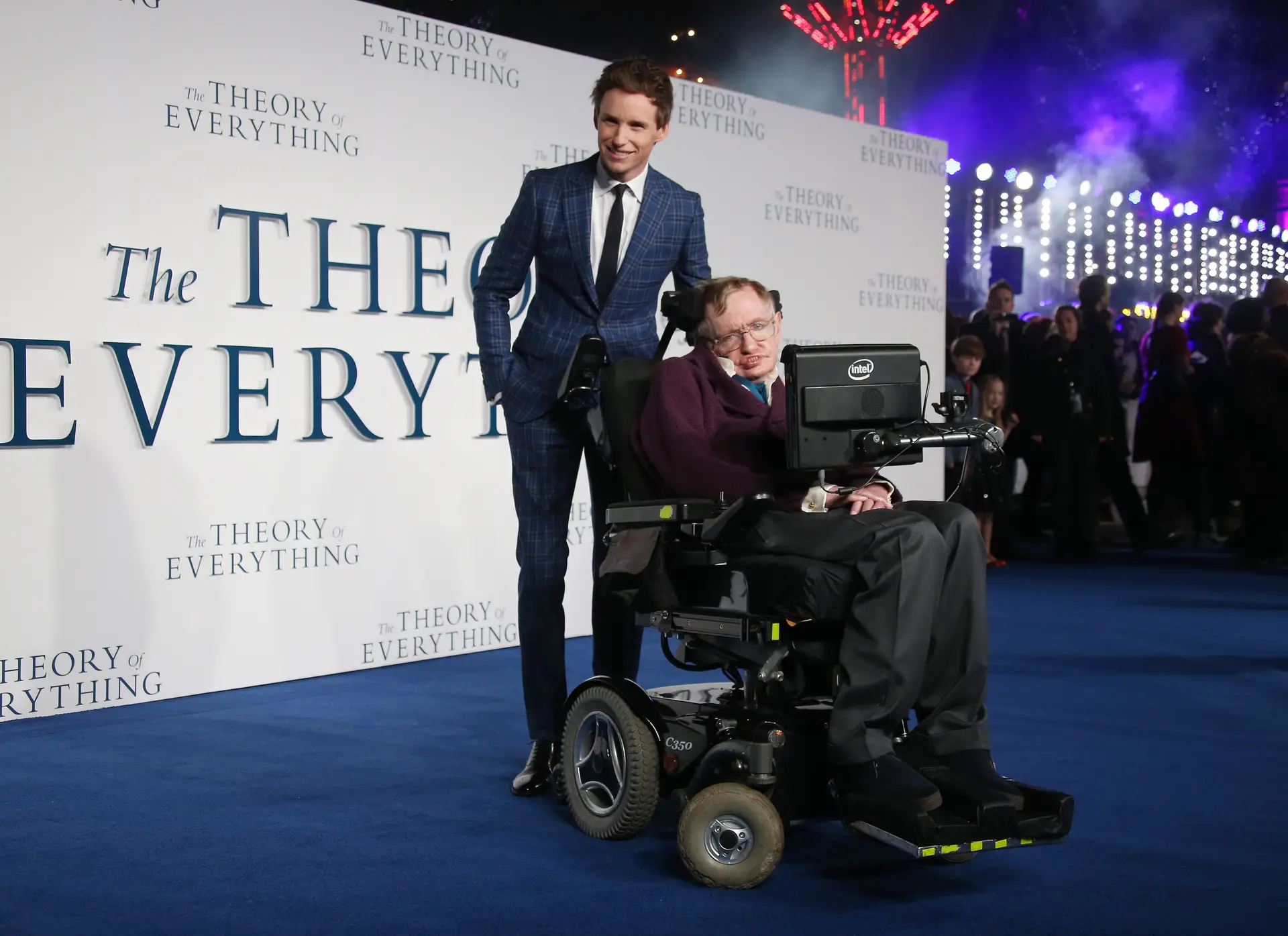Ator Eddie Redmayne diz que Stephen Hawking foi o homem mais divertido que conheceu