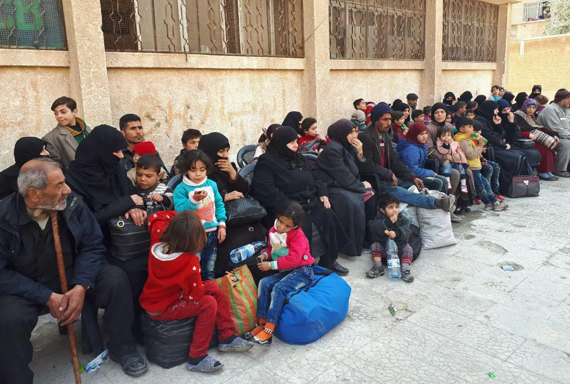 Centenas de civis fogem de Ghouta Oriental, total ascende a 12500