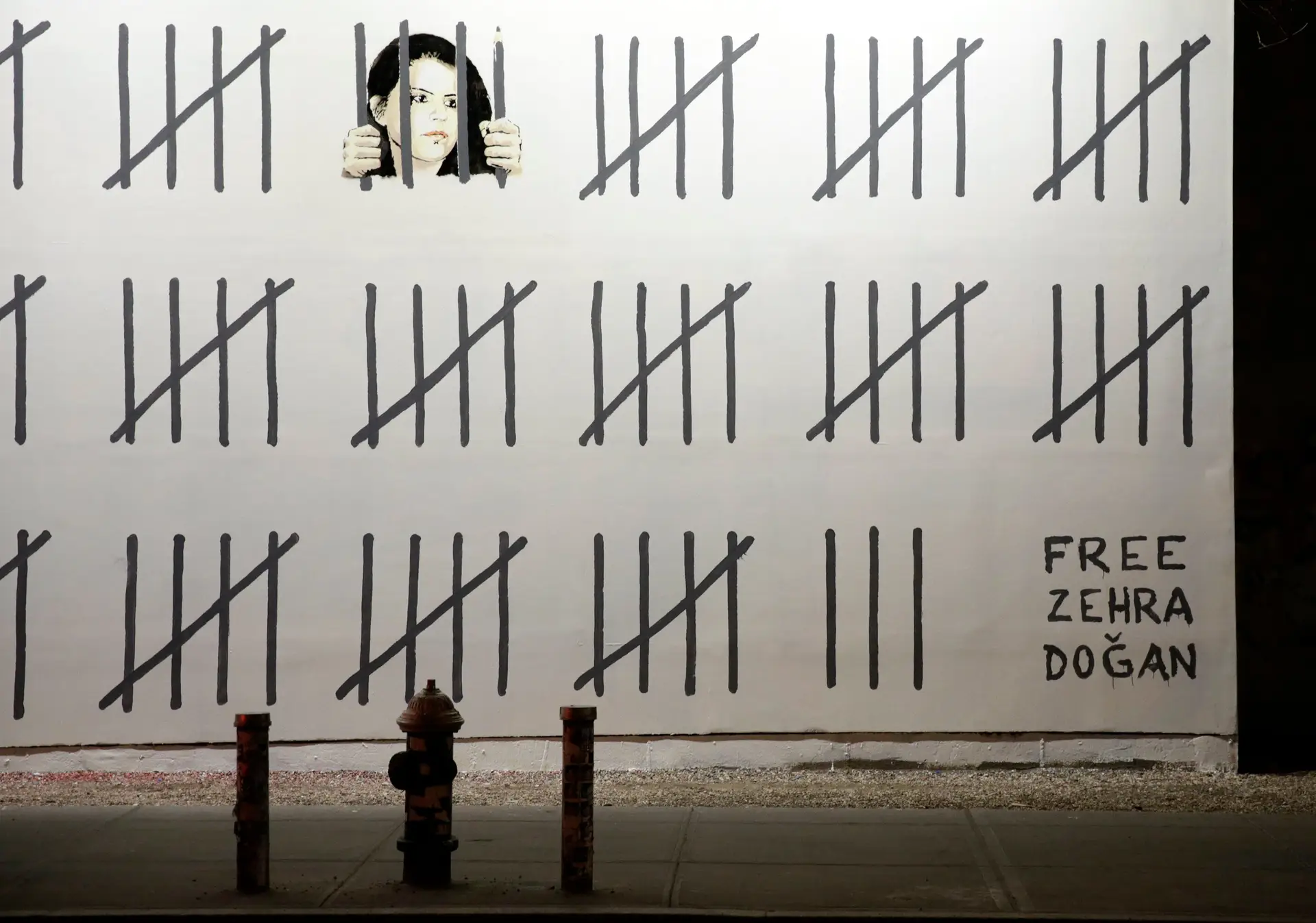 Banksy pinta mural em Nova Iorque contra detenção de artista turca