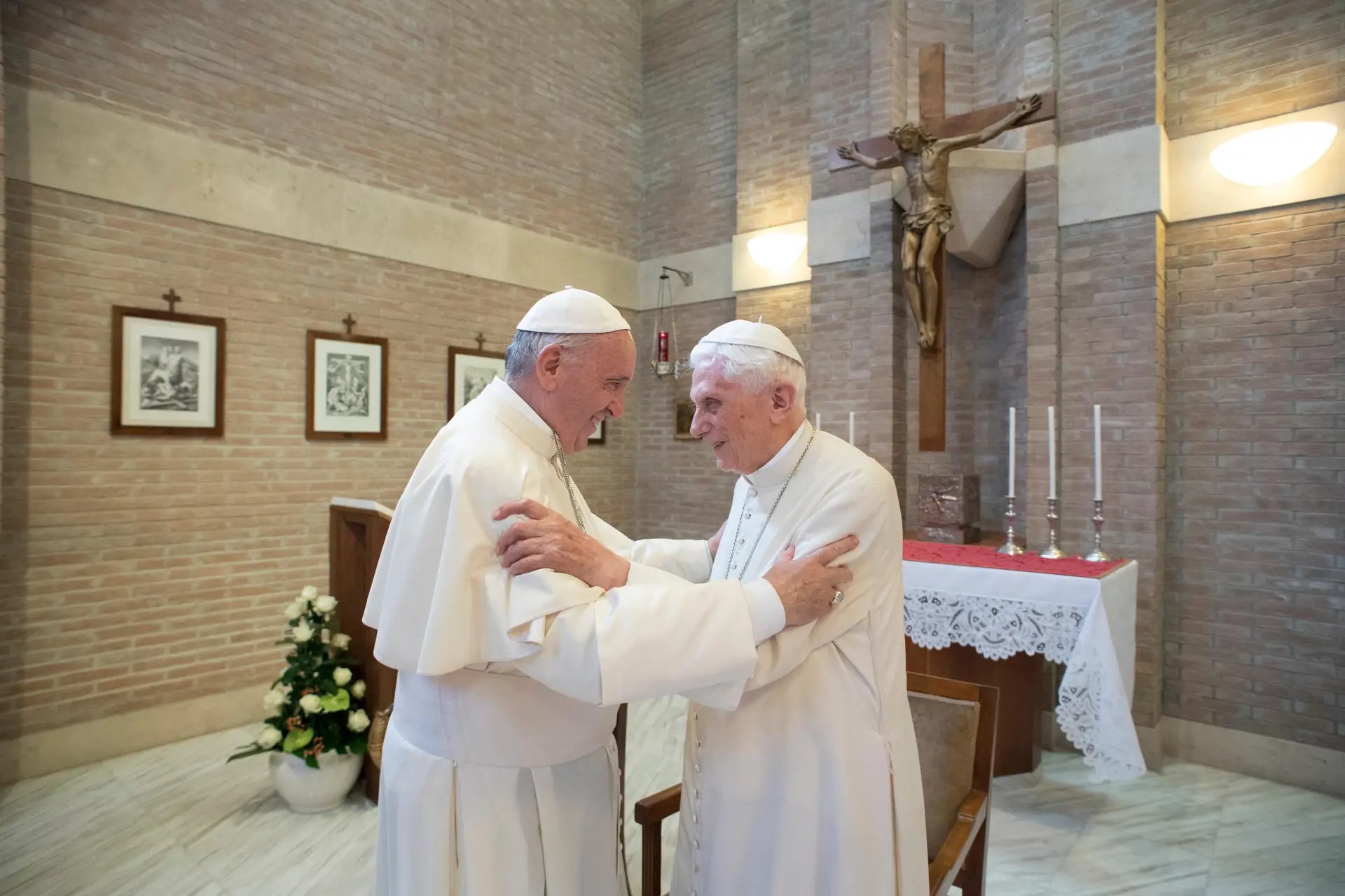 Os Papas Francisco e Bento XVI em 2017.