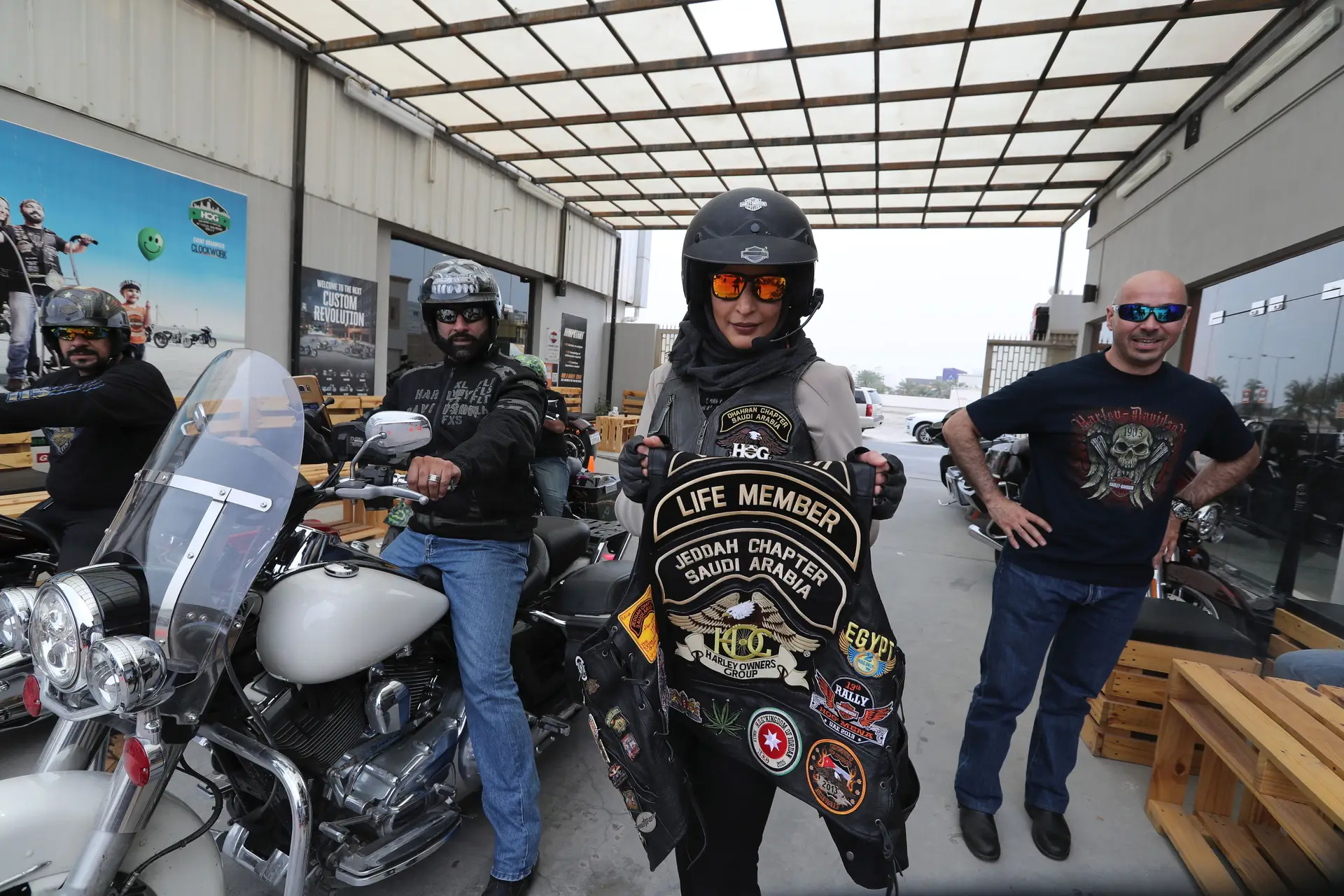 Maryam Ahmed Al-Moalem aprende a conduzir no centro da Harley Davidson em Manama, Bahrein