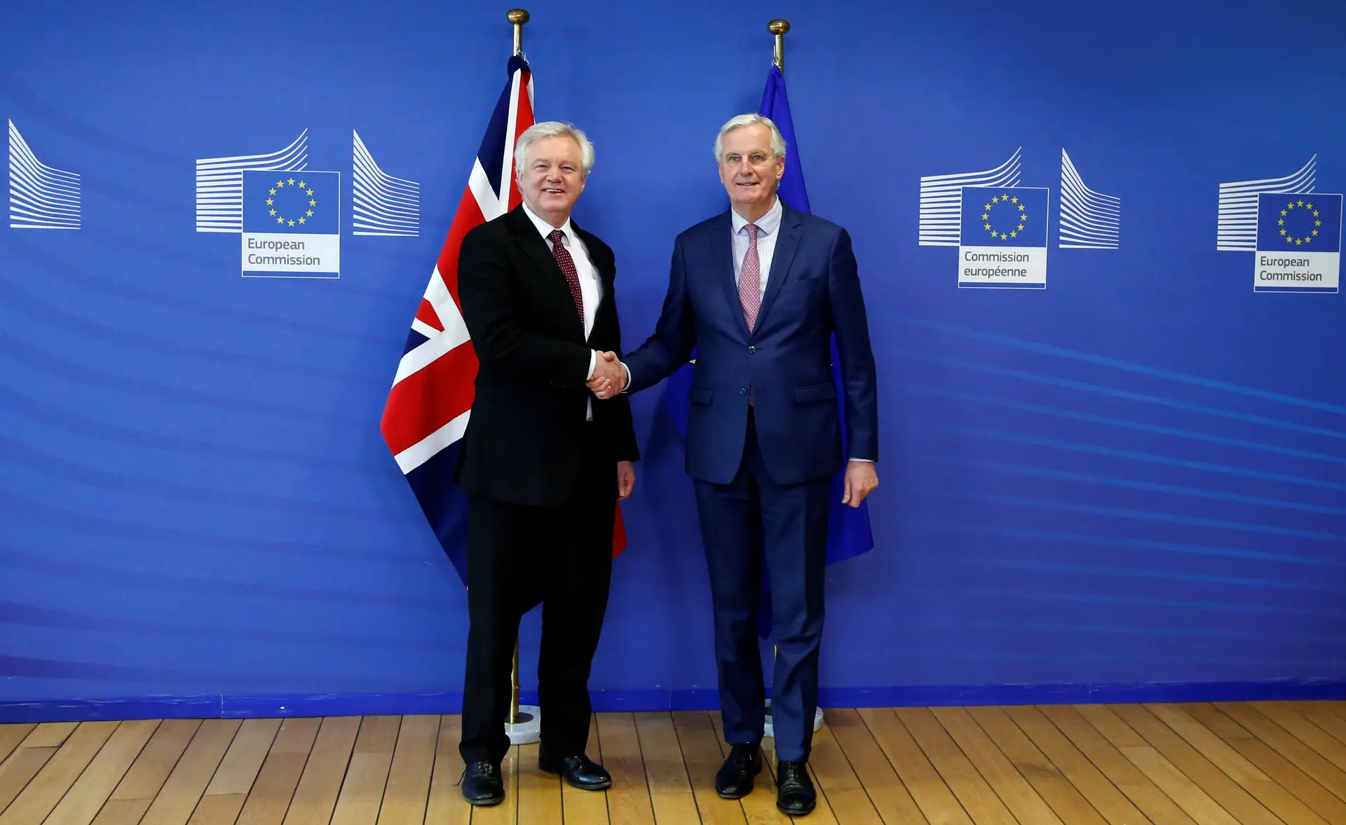 Secretário de Estado britânico para o Brexit, David Davis, e o negociador da União Europeia para o Brexit,  Michel Barnier.