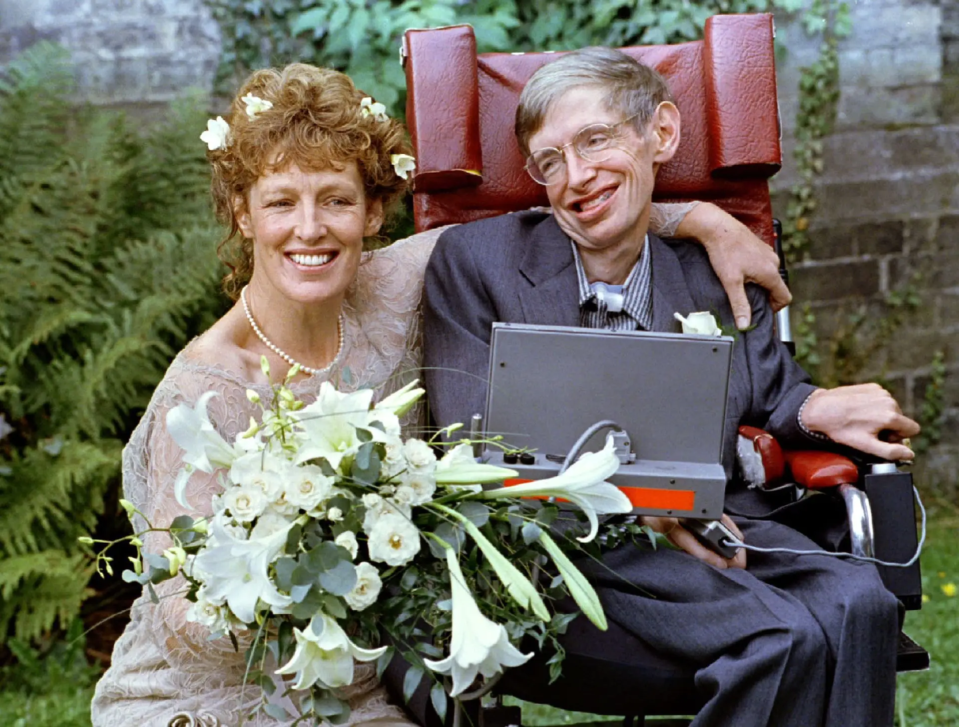 Stephen Hawking e a esposa, Elaine Mason, recém-casados, em setembro de 1995.