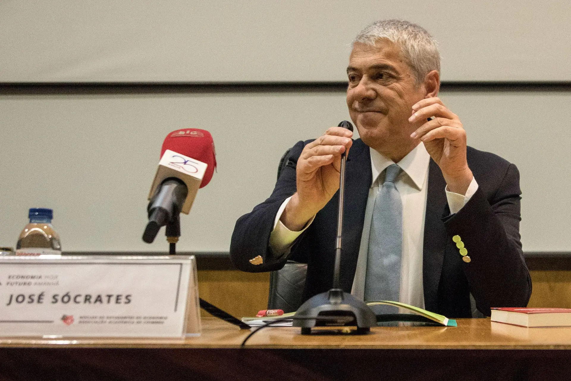 Sócrates exalta-se quando fala sobre as férias