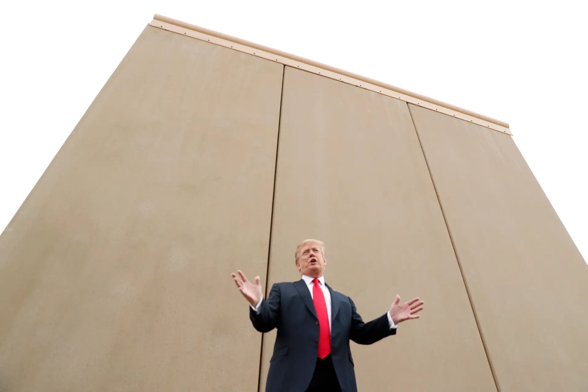 Trump diz que já tem dinheiro para começar a construir muro com México