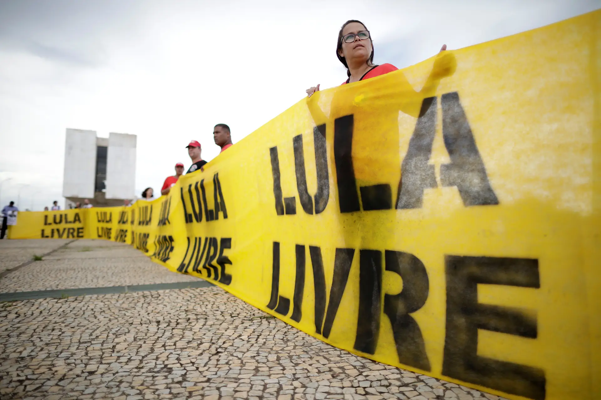 Tribunal decide que Lula não pode ser preso antes de abril