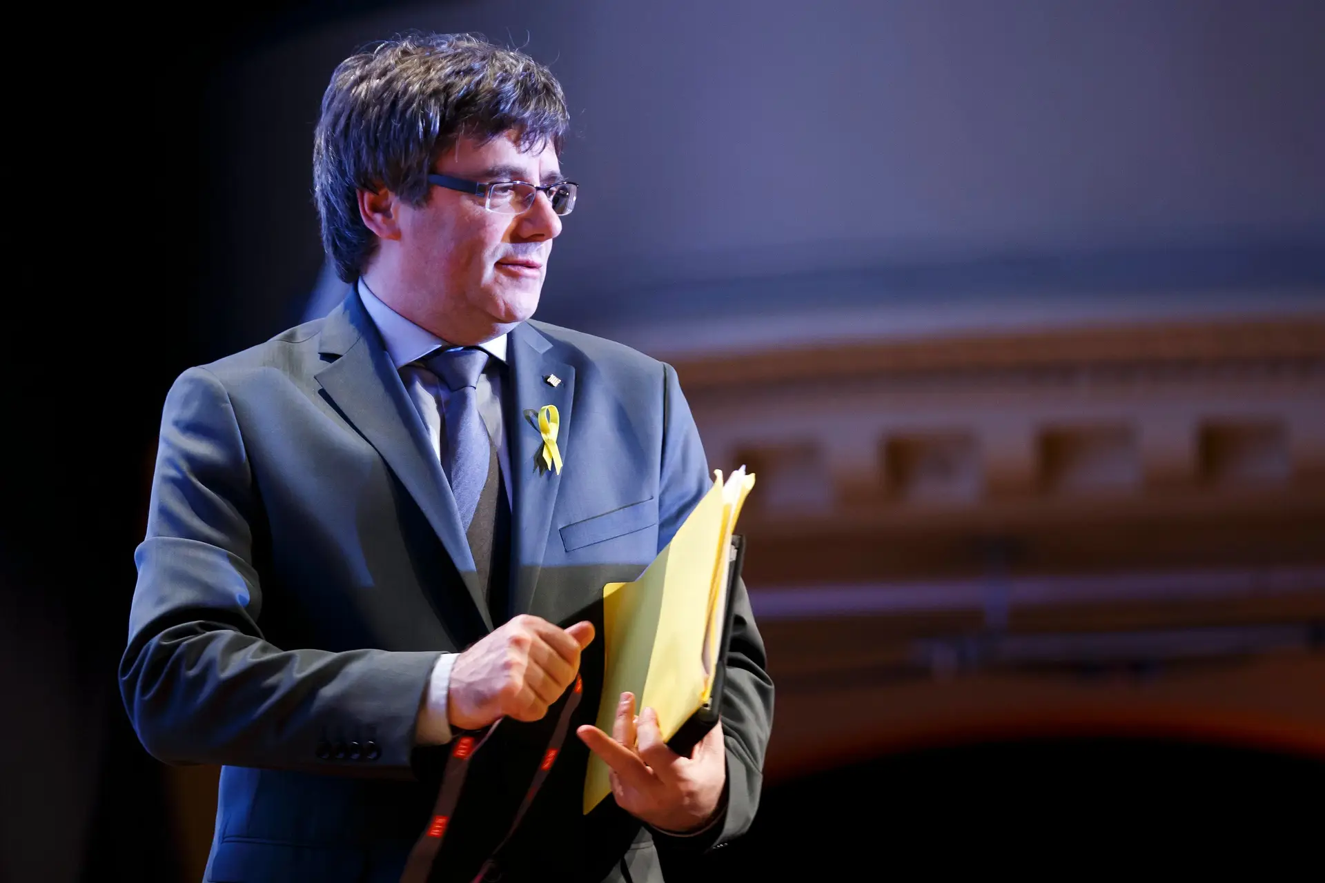 Puigdemont presente amanhã a um juiz