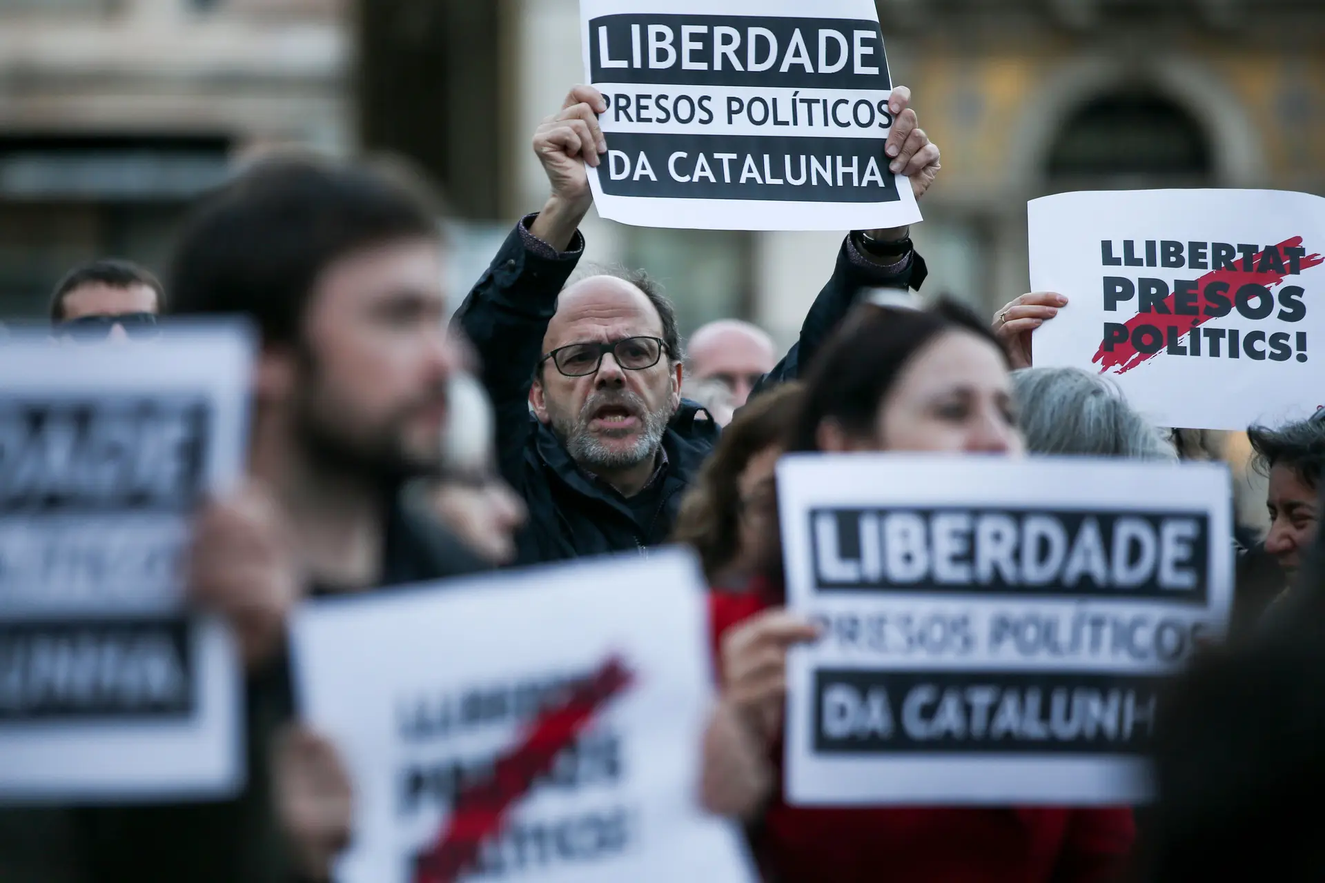 Dezenas concentram-se em Lisboa a exigir a "libertação dos presos políticos" da Catalunha