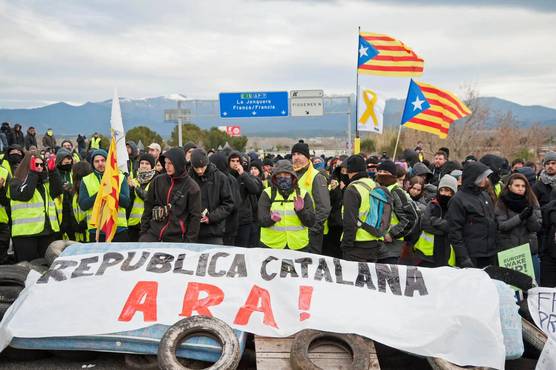 Polícia anti-motim forçada a intervir na Catalunha para desbloquear autoestrada
