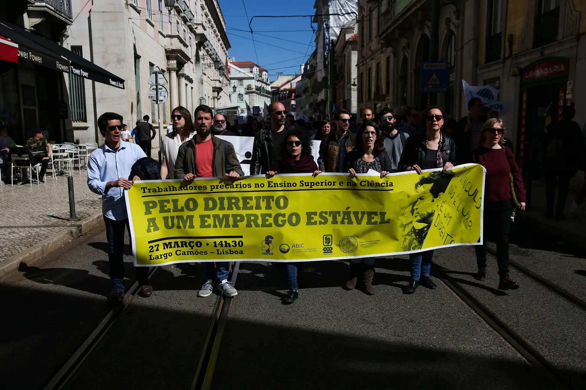 Professores e cientistas marcham pela regularização de vínculos