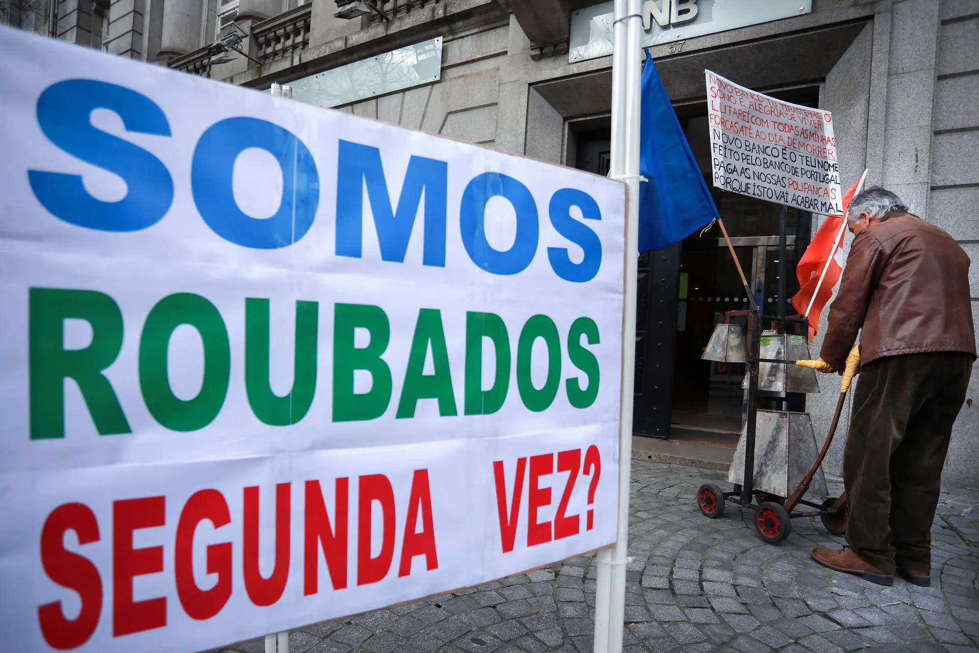 Lesados do BES manifestam-se à porta do tribunal