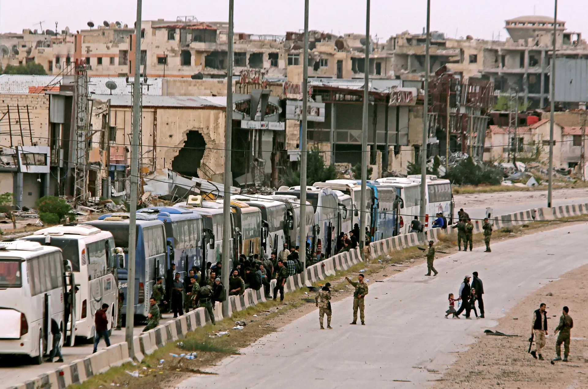 Mais 6.000 deslocados deixam Ghouta Oriental em direção ao norte