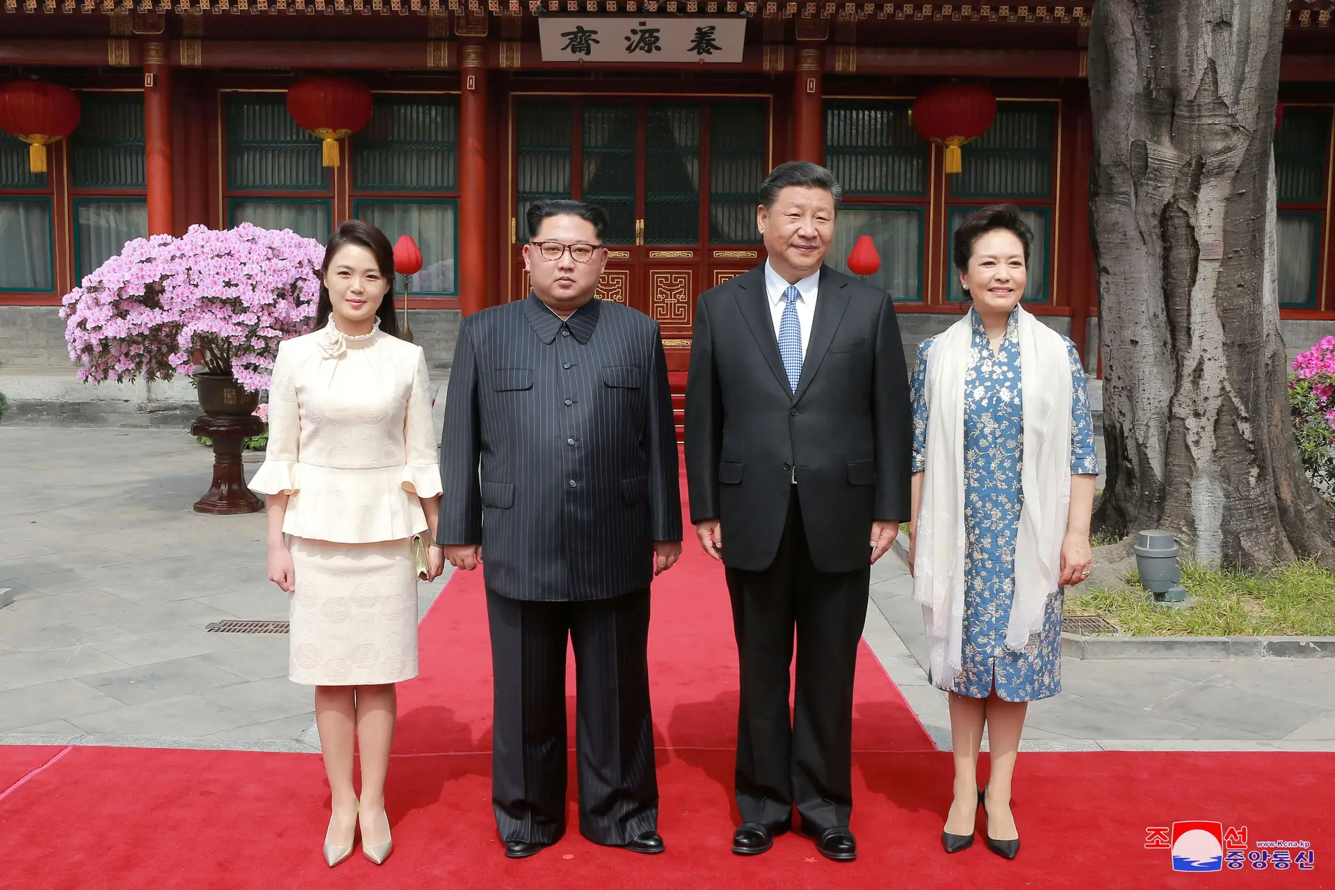 Kim Jong Un e mulher com o Presidente chinês Xi Jinping e mulher Peng Liyuan numa foto em Pequim divulgada pela agência norte-coreana KCNA, sem precisar a data