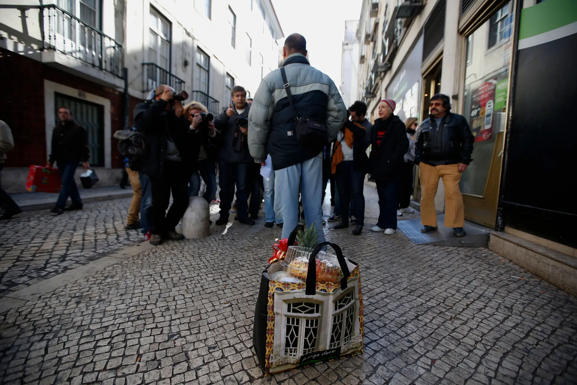 Ajuda aos pais e passagem à reforma são novas causas de sobreendividamento, diz a Deco