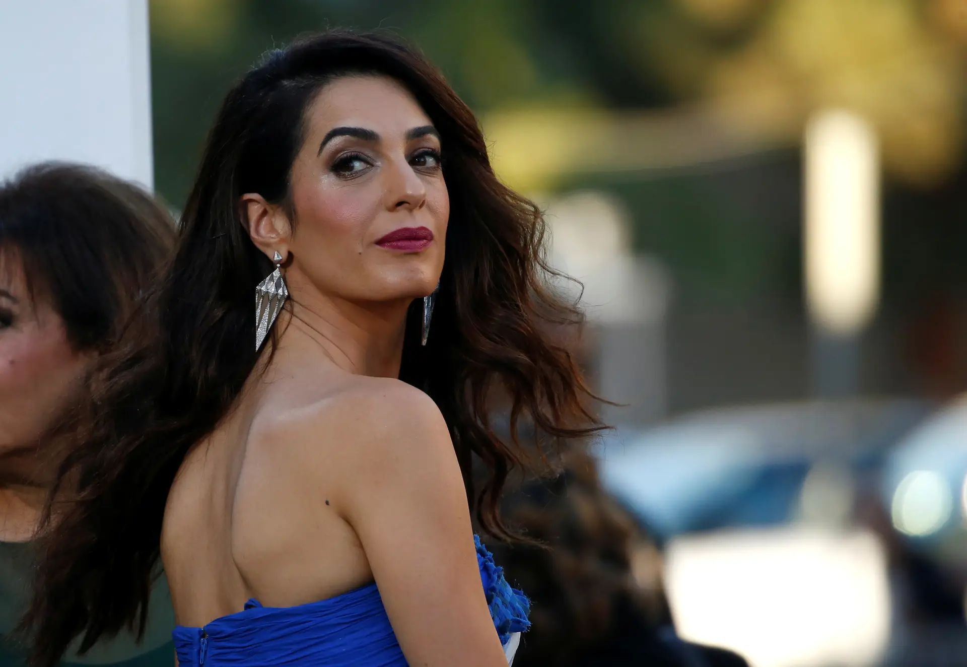Amal Clooney vai defender jornalistas da Reuters presos em Myanmar