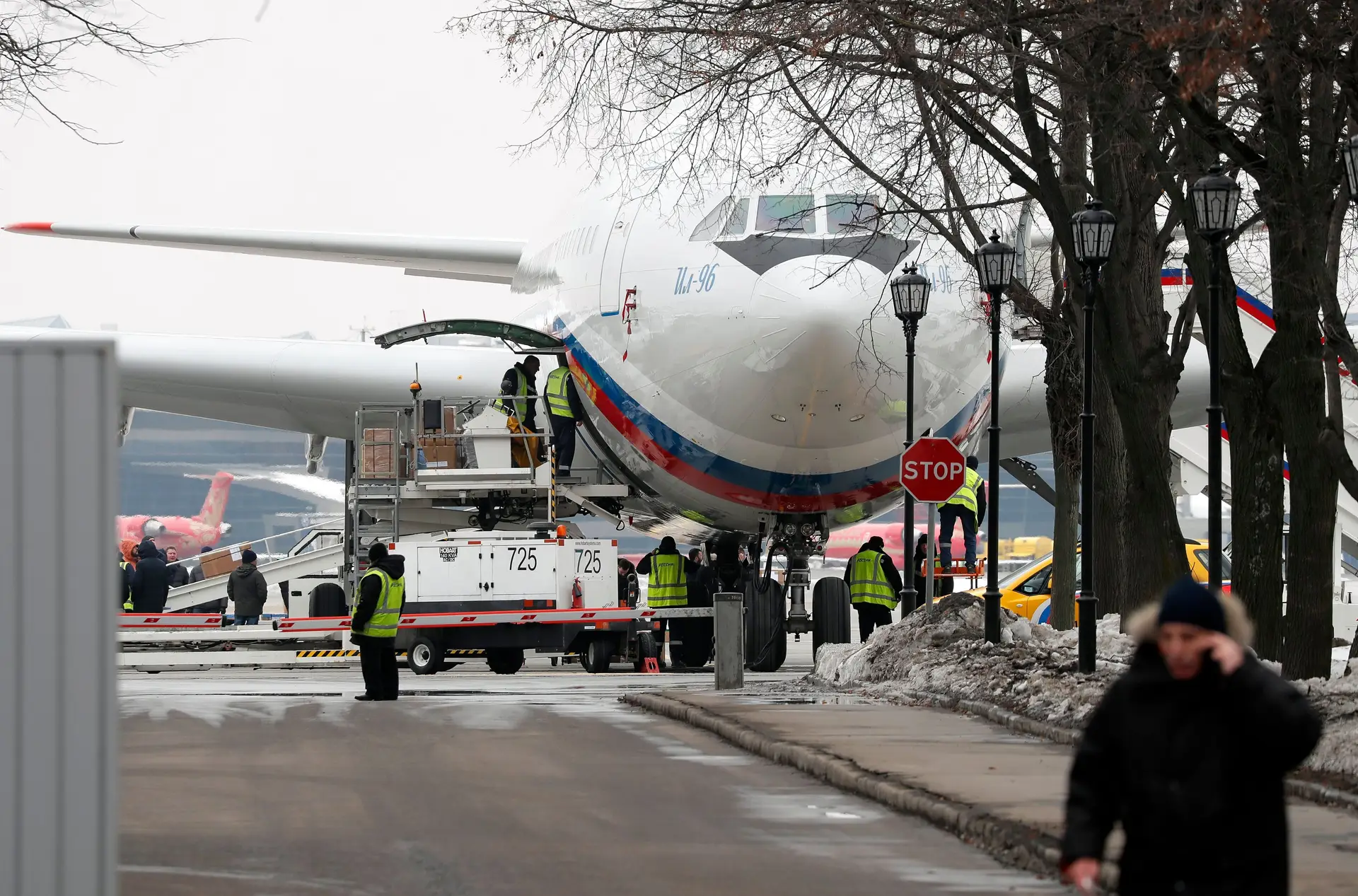 Diplomatas russos expulsos já começaram a chegar a Moscovo