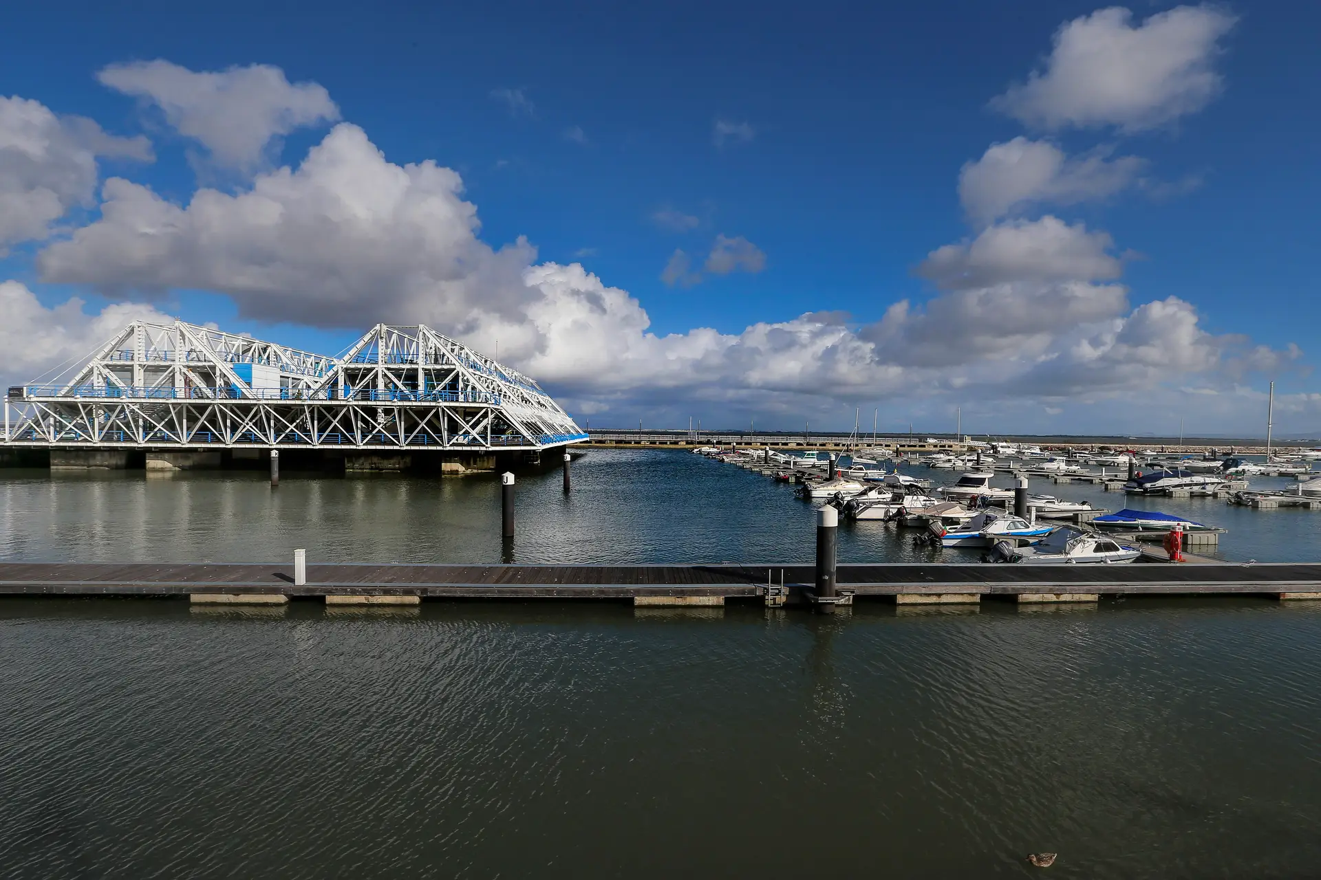 Marina do Parque das Nações há 20 anos à deriva