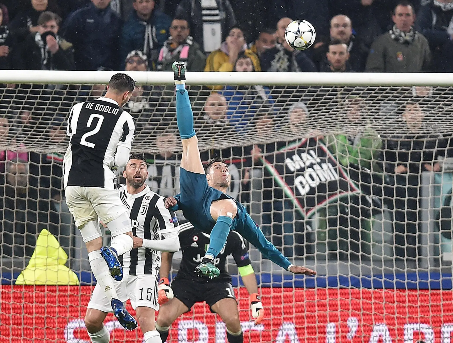 UEFA recorda "sensacional" pontapé de bicicleta de Ronaldo