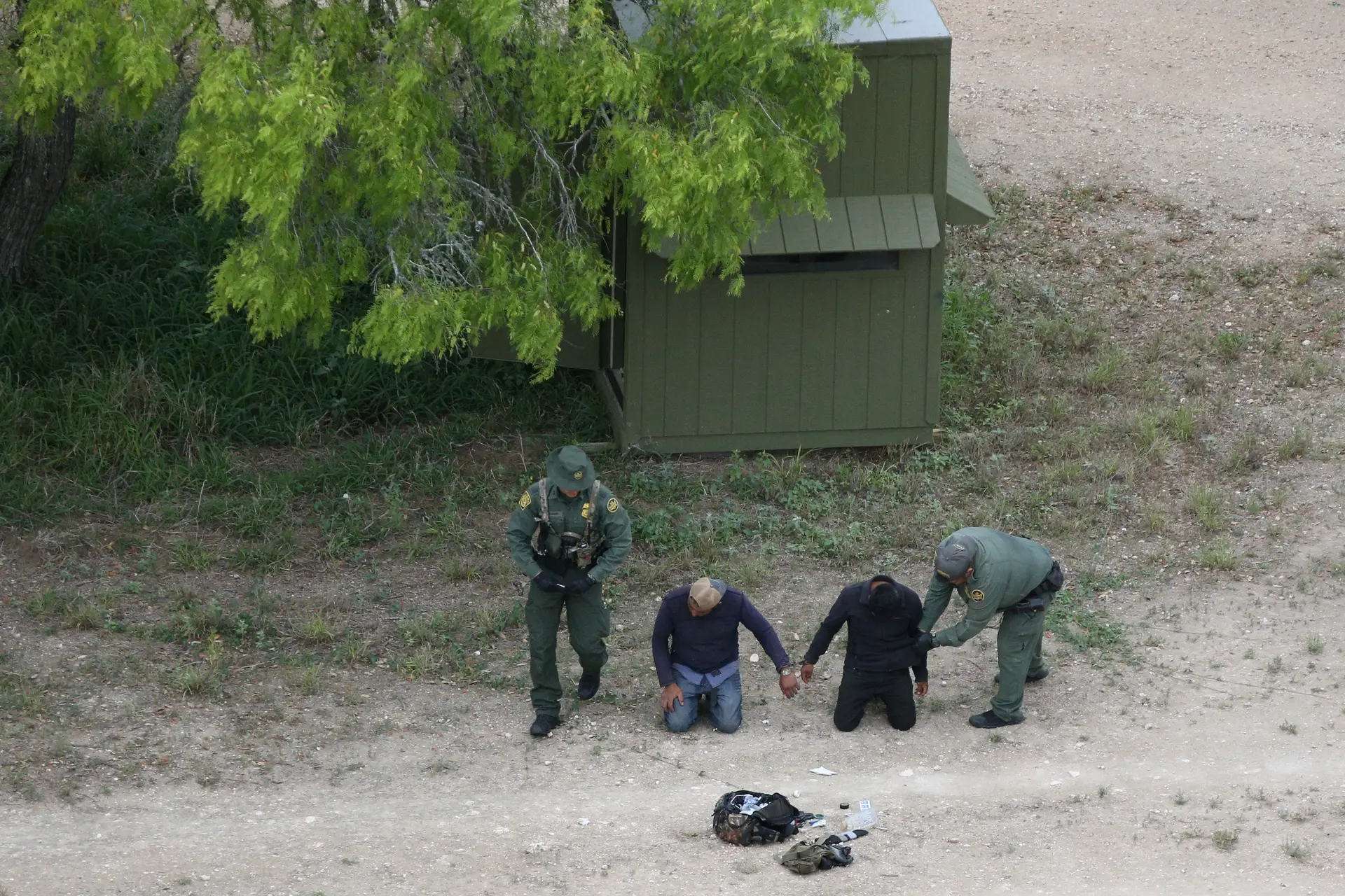 Duas pessoas atravessaram ilegalmente, na quarta-feira, a fronteira dos Estados Unidos com o México. Foram surpreendidos pela operação da Patrulha de Fronteira dos Estados Unidos, perto de Falfurrias, no Texas.
