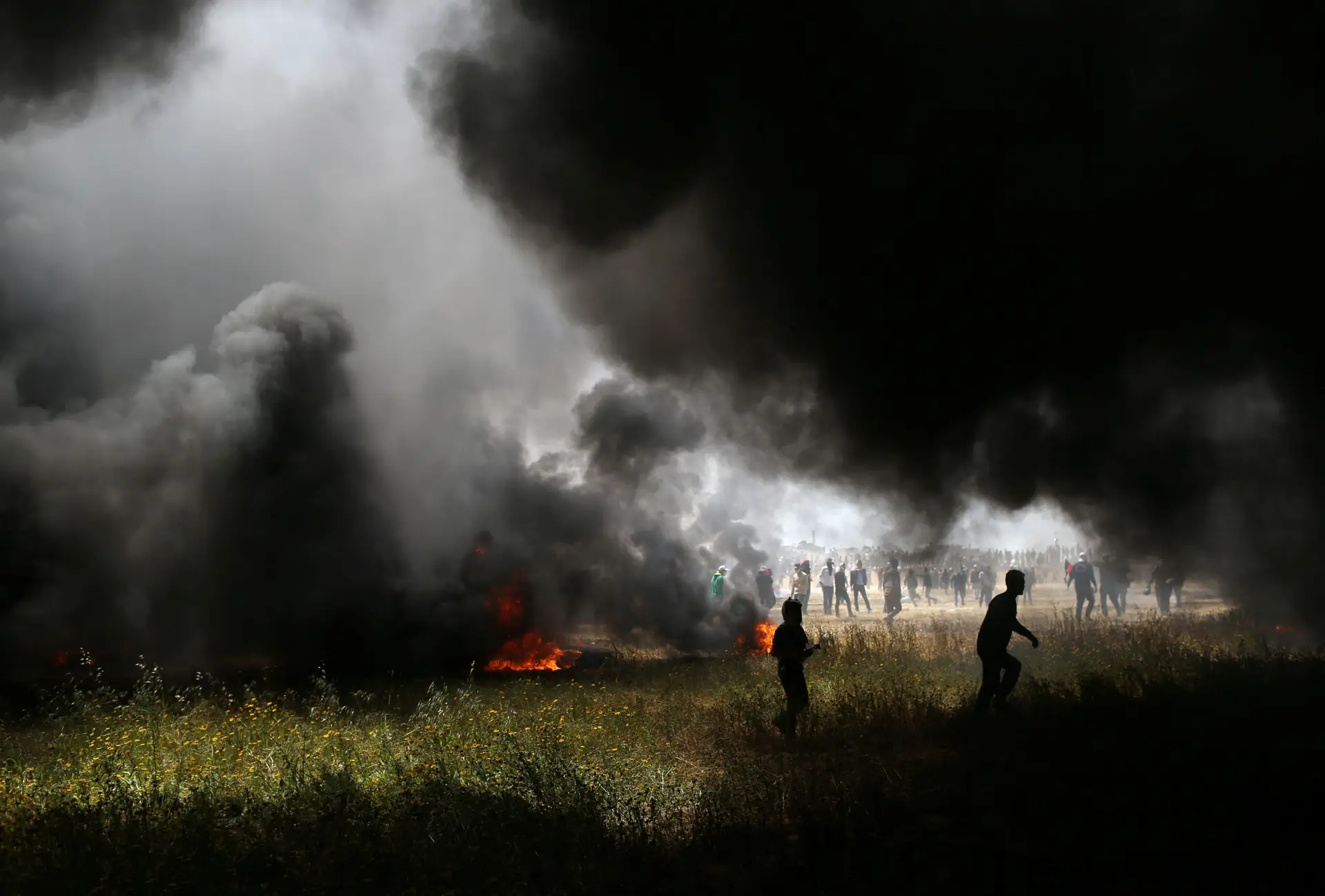 Três palestinianos mortos e 250 feridos em novos confrontos na fronteira Gaza-Israel