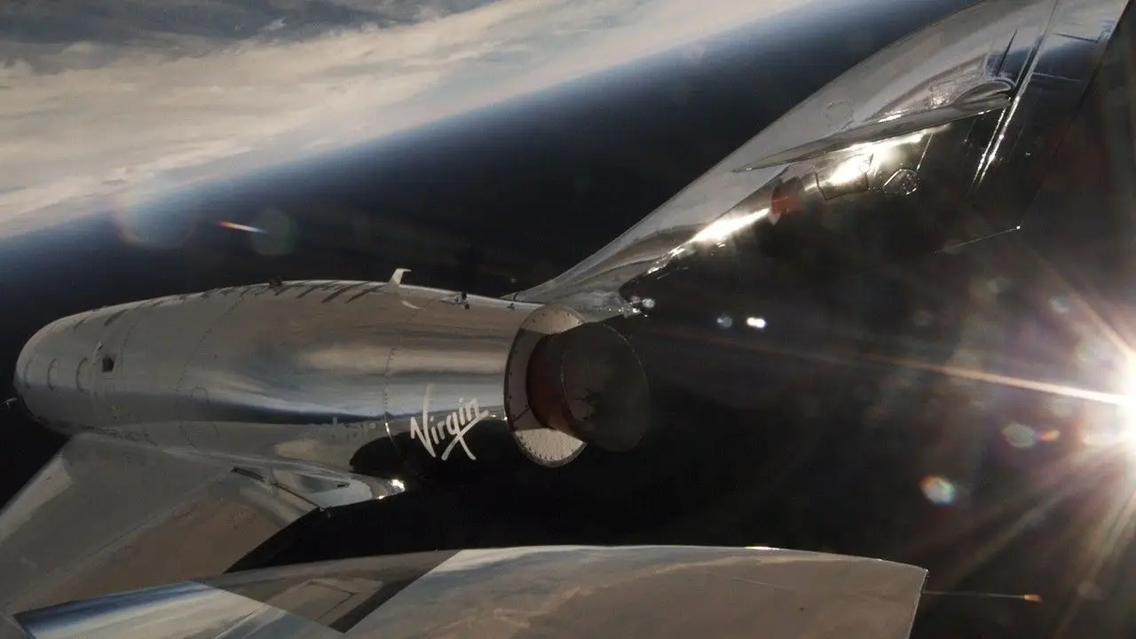 A nova nave espacial da Virgin Galactic no seu primeiro voo supersónico, a partir do deserto de Mojave, na Califórnia.