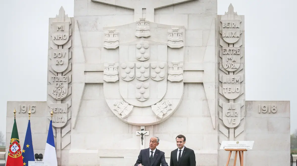 Marcelo Rebelo de Sousa acompanhado por Macron na cerimónia de homenagem aos portugueses que perderam a vida na I Guerra Mundial que decorreu no Cemitério Militar Português de Richebourg, em Lille, 9 de abril de 2018