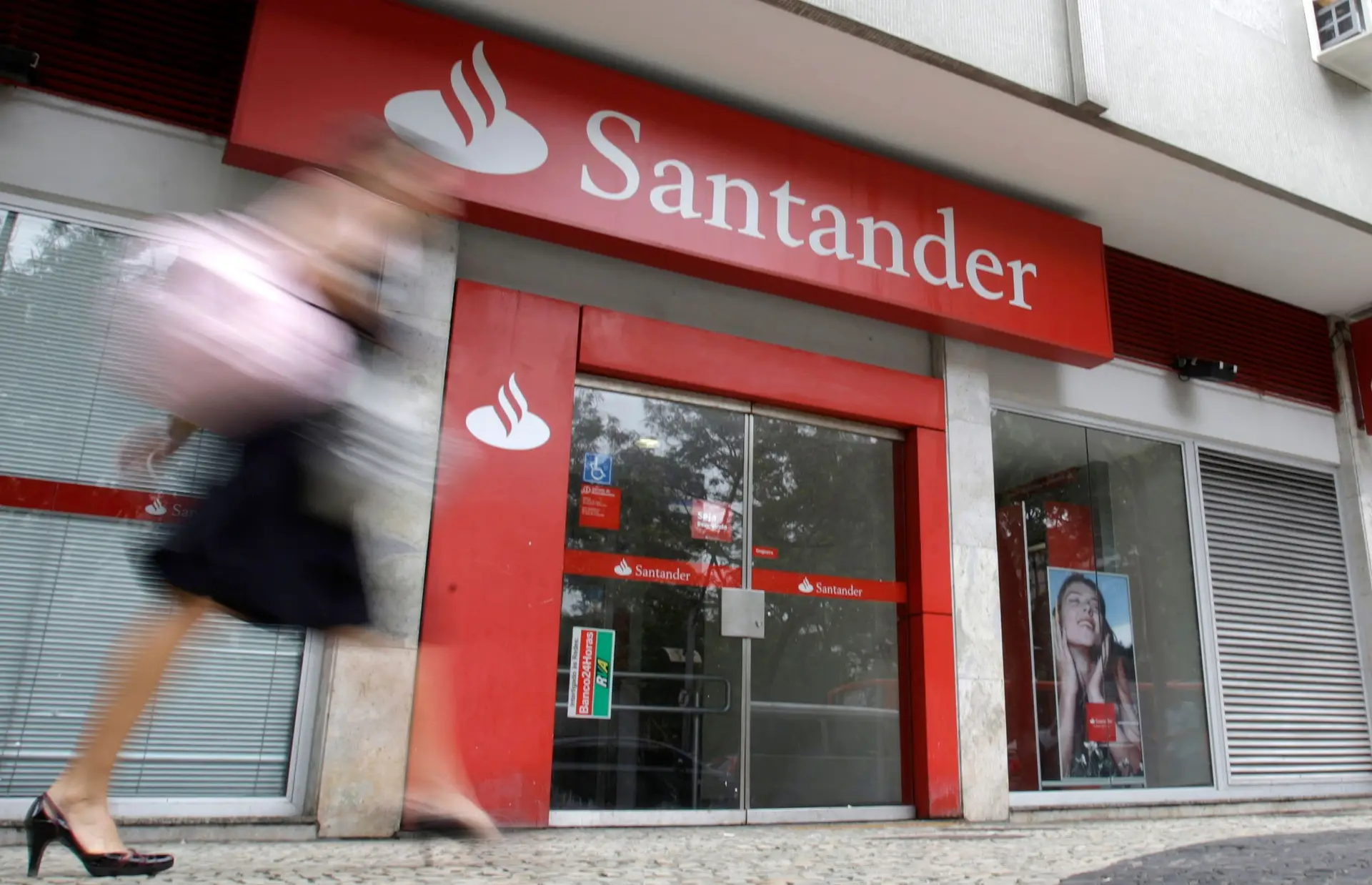 Santander quer dispensar 3.700 trabalhadores em Espanha