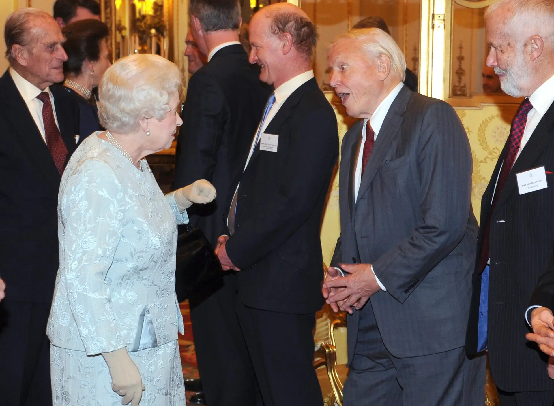 Isabel II mostra faceta descontraída em documentário do reconhecido naturalista Attenborough