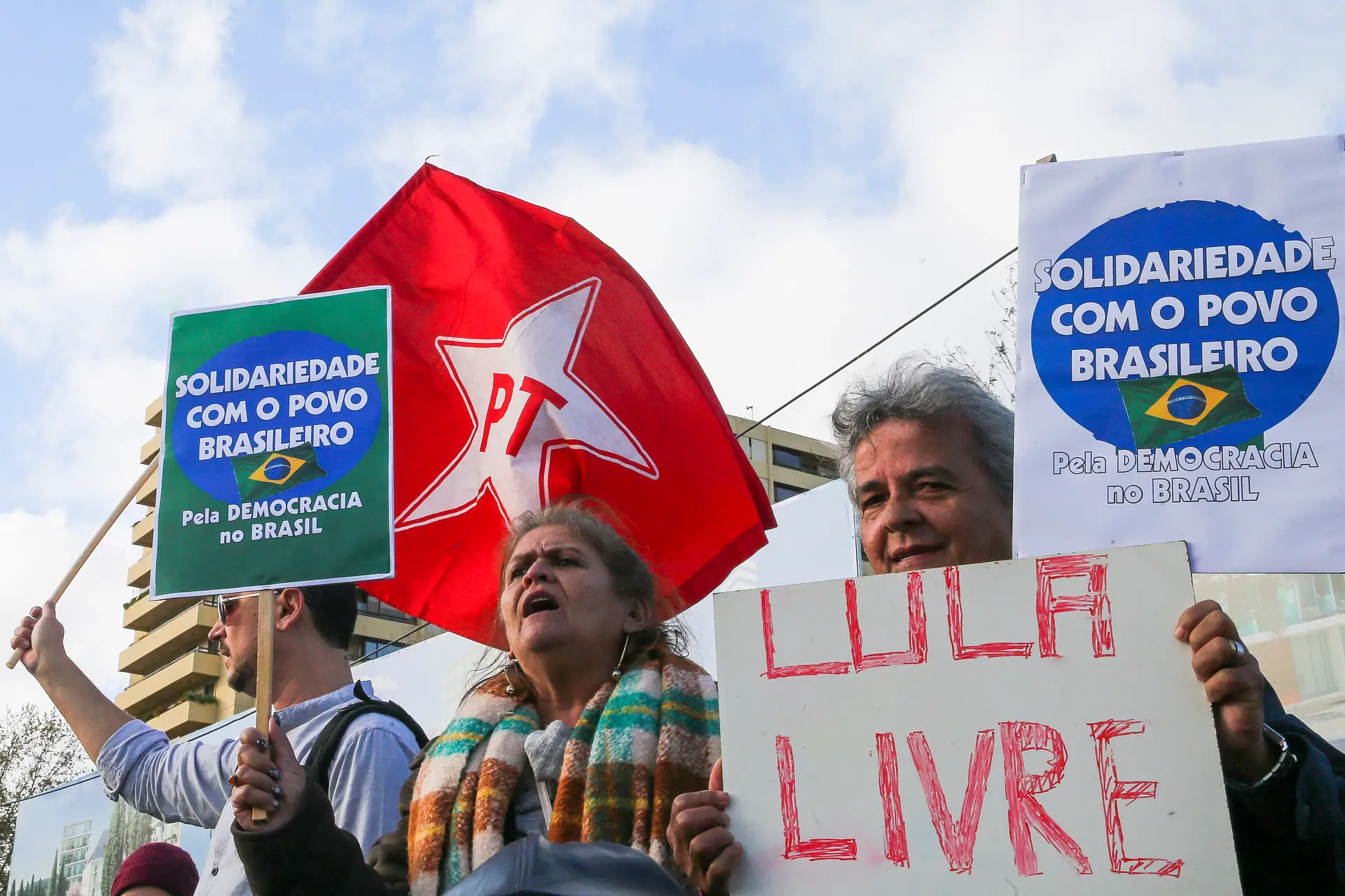 Protesto junto à embaixada do Brasil em Lisboa pela "libertação de Lula"