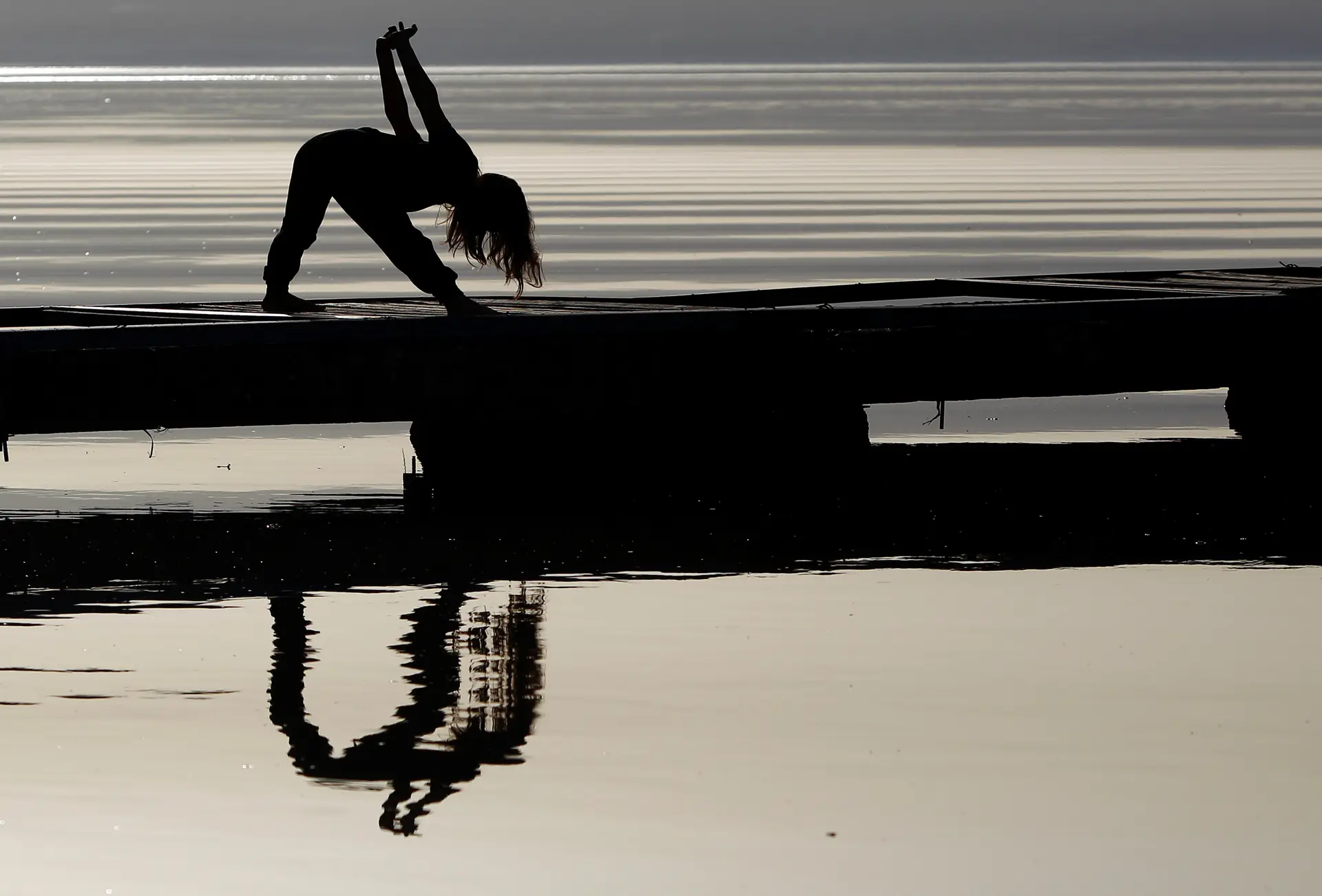Uma rapariga pratica Ioga junto ao lago de Ocrida, na Macedónia.