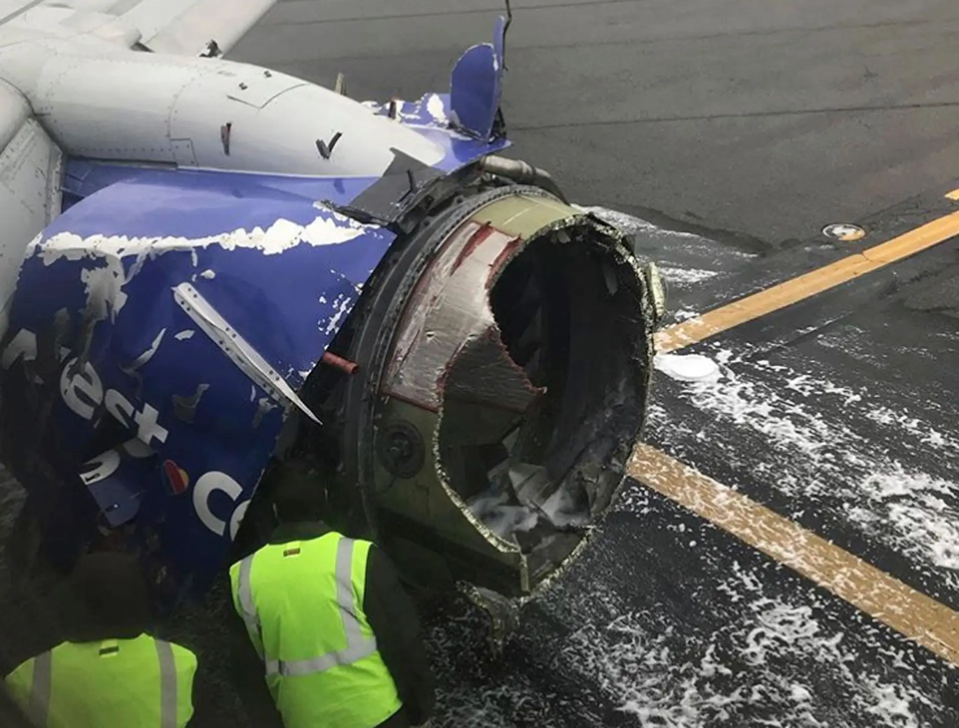 Avião aterra de emergência depois de motor explodir e passageira ser parcialmente sugada