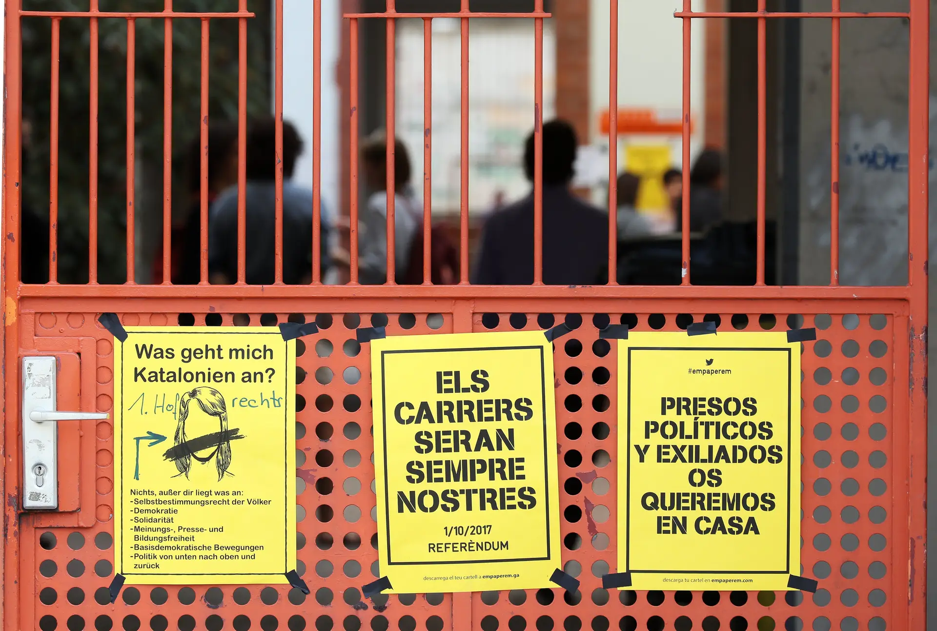 Cartazes pendurados na porta de um evento privado em que o ex-presidente catalão Carles Puigdemont participou em Berlim, na Alemanha.