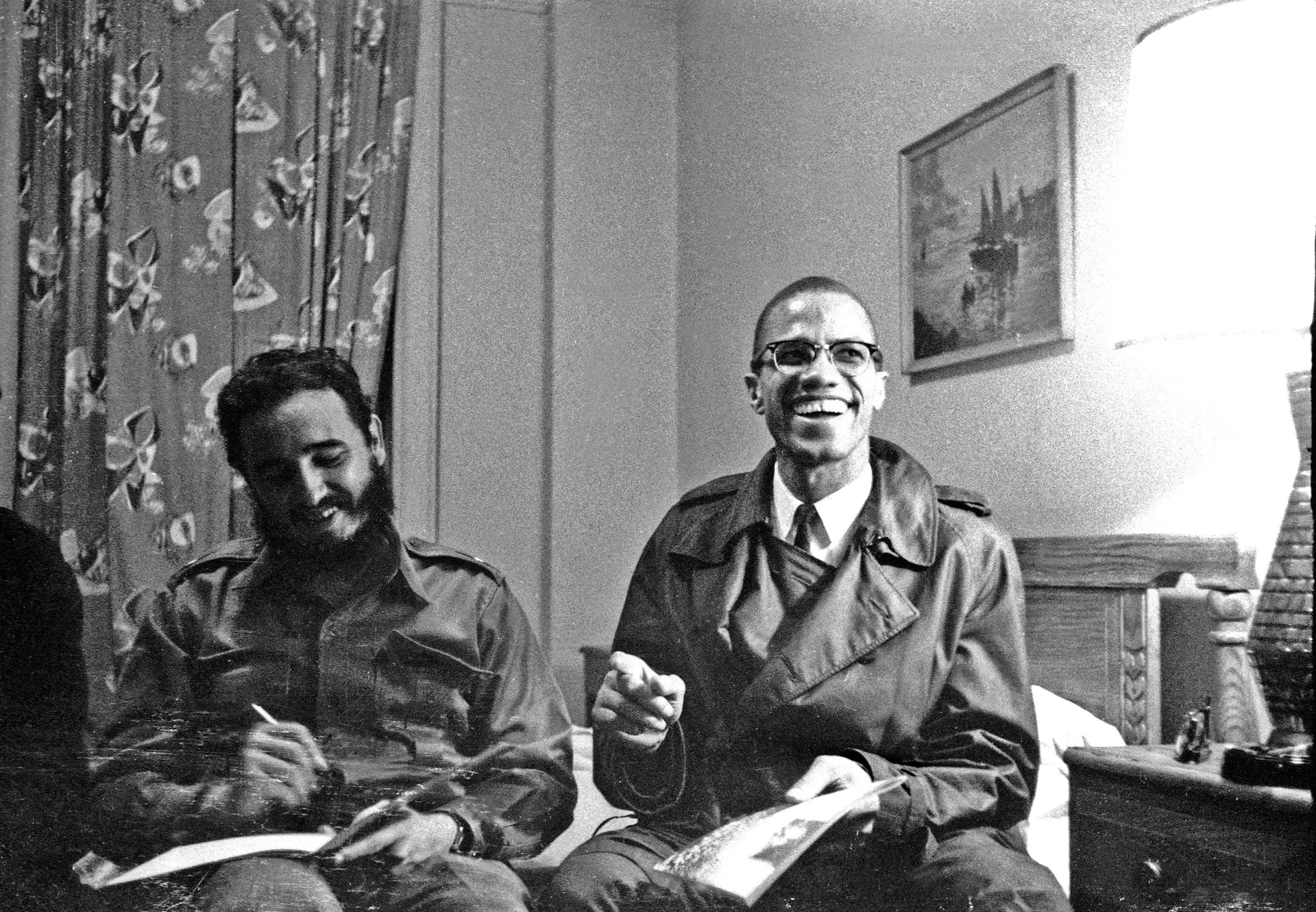 Outubro de 1960: Fidel Castro e Malcolm X, no Hotel Theresa em Nova Iorque.