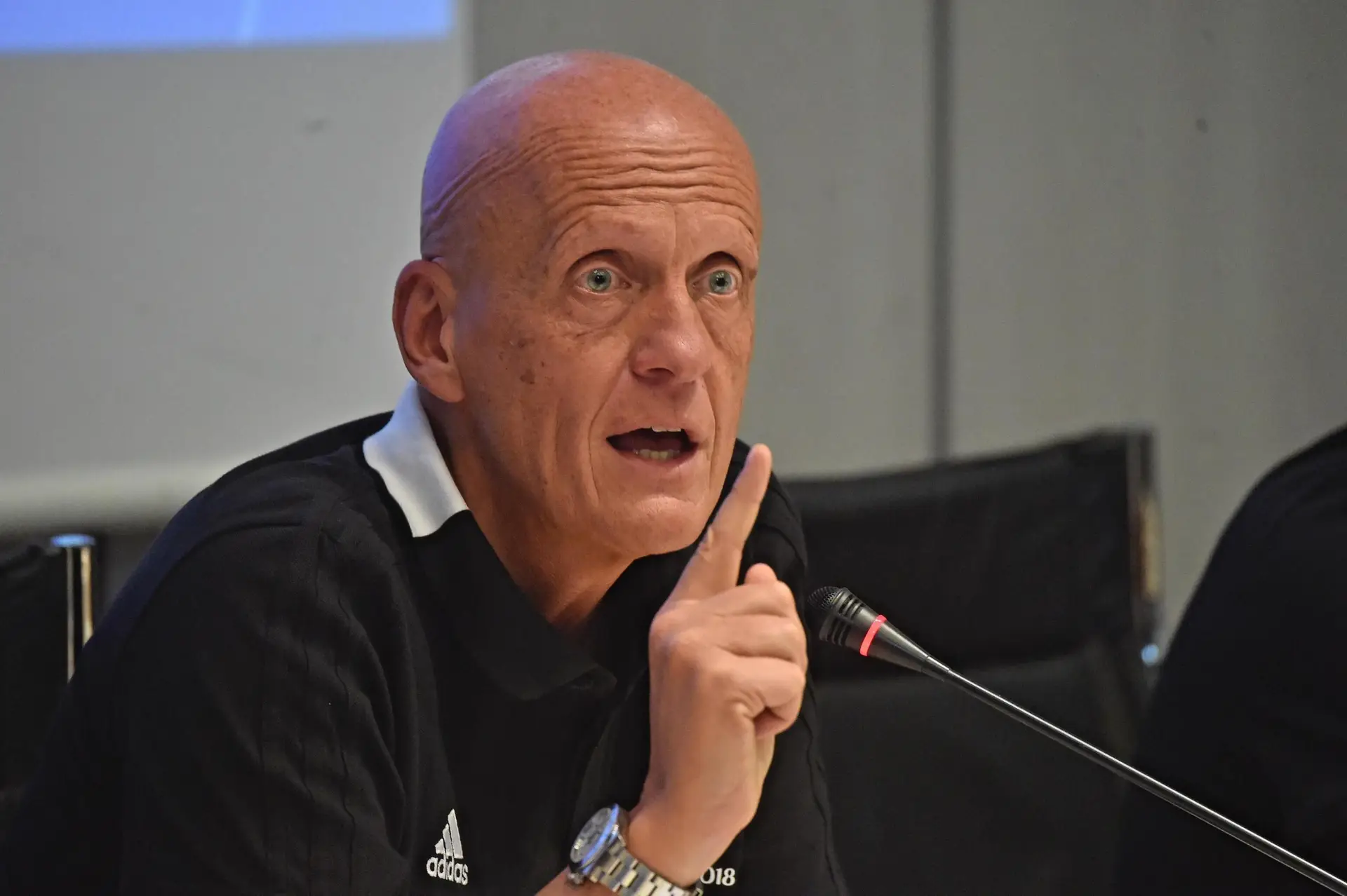 Violência contra árbitros "é um cancro que pode matar o futebol", alerta Collina