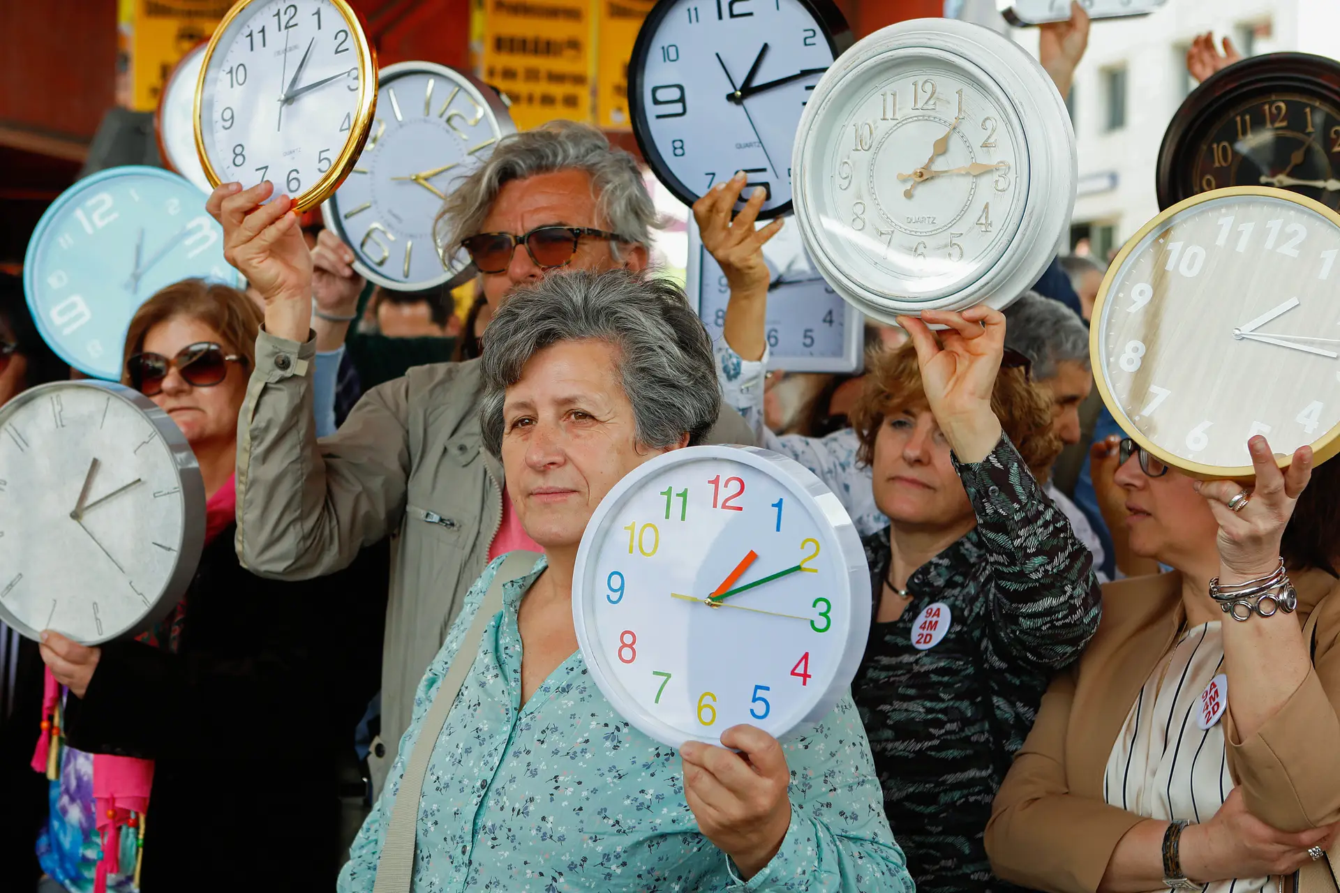 Professores protestam em frente ao Ministério da Educação, durante a iniciativa "Time", convocada pela Fenprof, em Lisboa. Com relógios e ao som de "Time", da banda Pink Floyd, a iniciativa procura lembrar os responsáveis ministeriais da urgência de se iniciar a negociação com vista à regularização dos horários de trabalho dos professores.