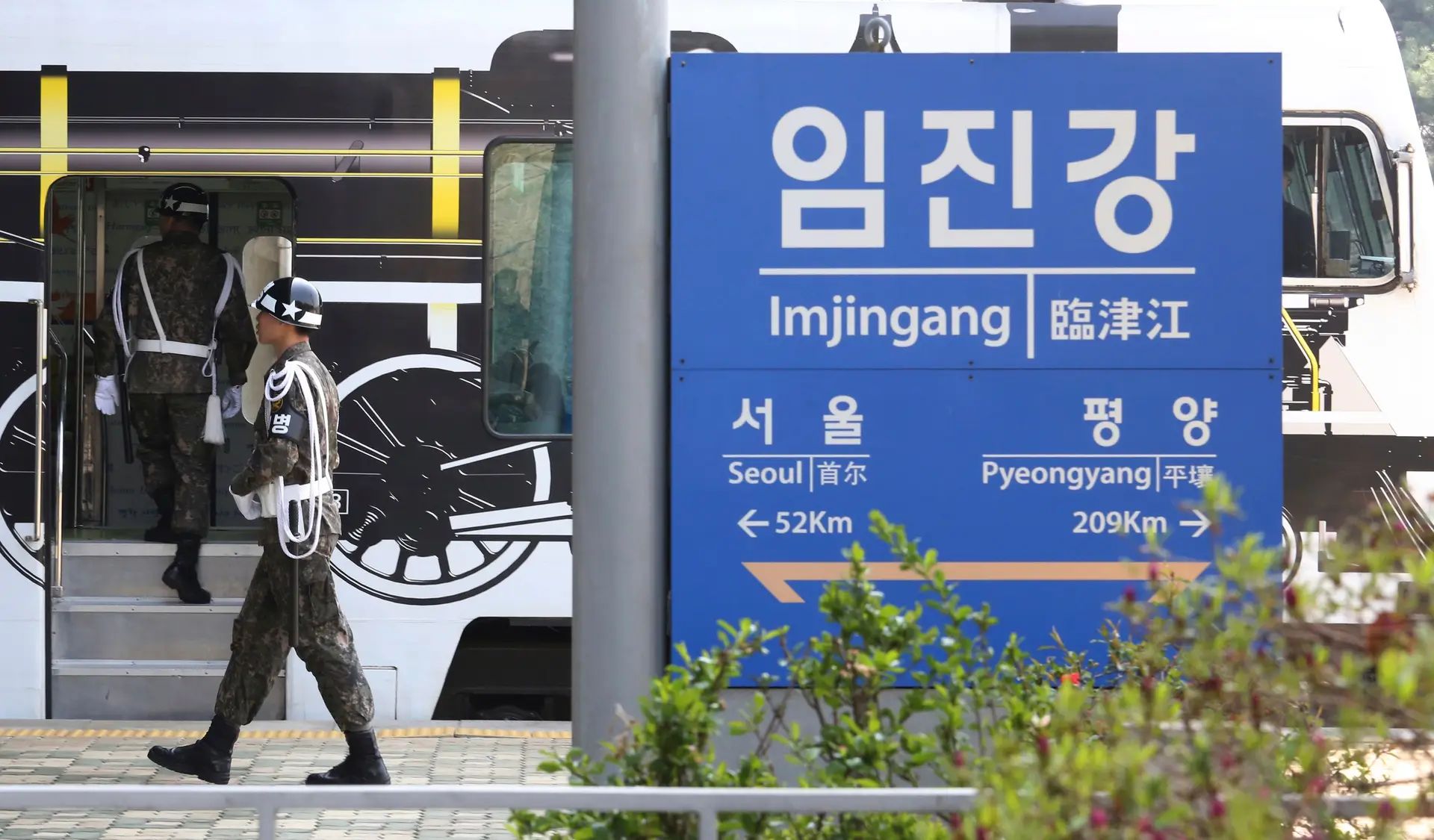 A linha direta entre os líderes do Sul e do Norte da Coreia foi instalada nas vésperas da extraordinária cimeira que vai juntar os líderes das duas Coreias, a primeira em 11 anos para tentar resolver o impasse nuclear com Pyongyang e aproximar a península. Na imagem da AP um soldado patrulha a fronteira de Imjingang, na região de Paju, na Coreia do Sul e mostra a distância entre as capitais das duas Coreias.