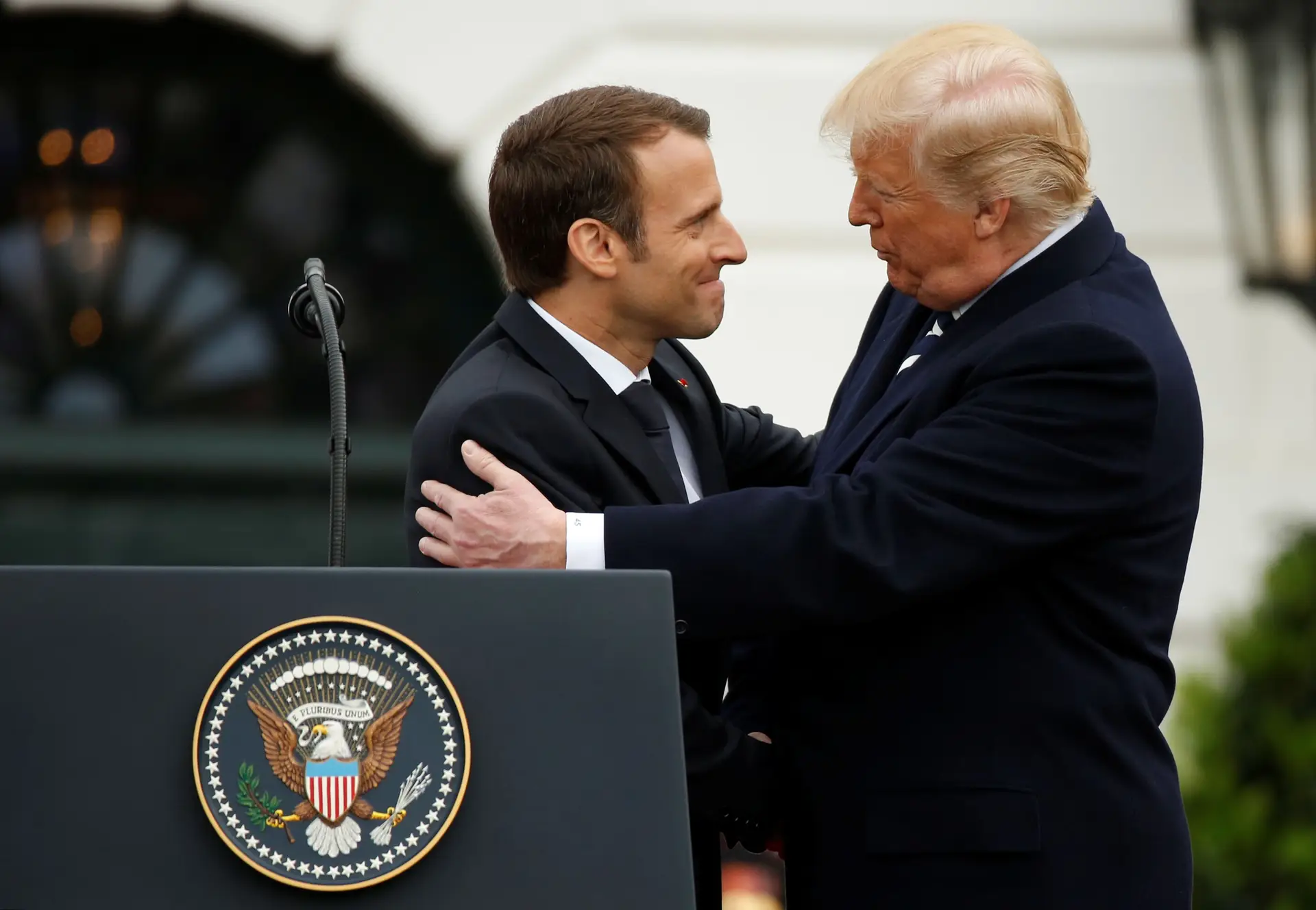 Trump agradece a Macron a "firme colaboração" no ataque na Síria