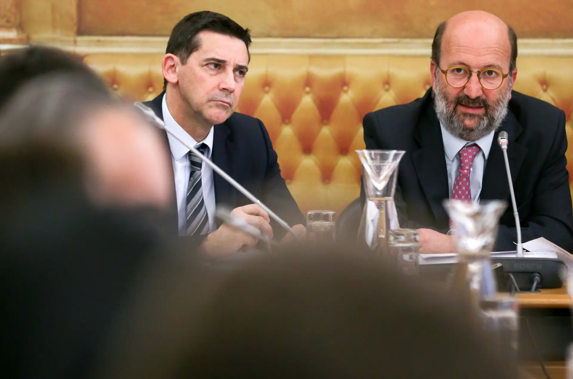 O ministro do Ambiente, João Pedro Matos Fernandes (D), acompanhado pelo secretário de Estado Adjunto e do Ambiente, José Mendes (E).