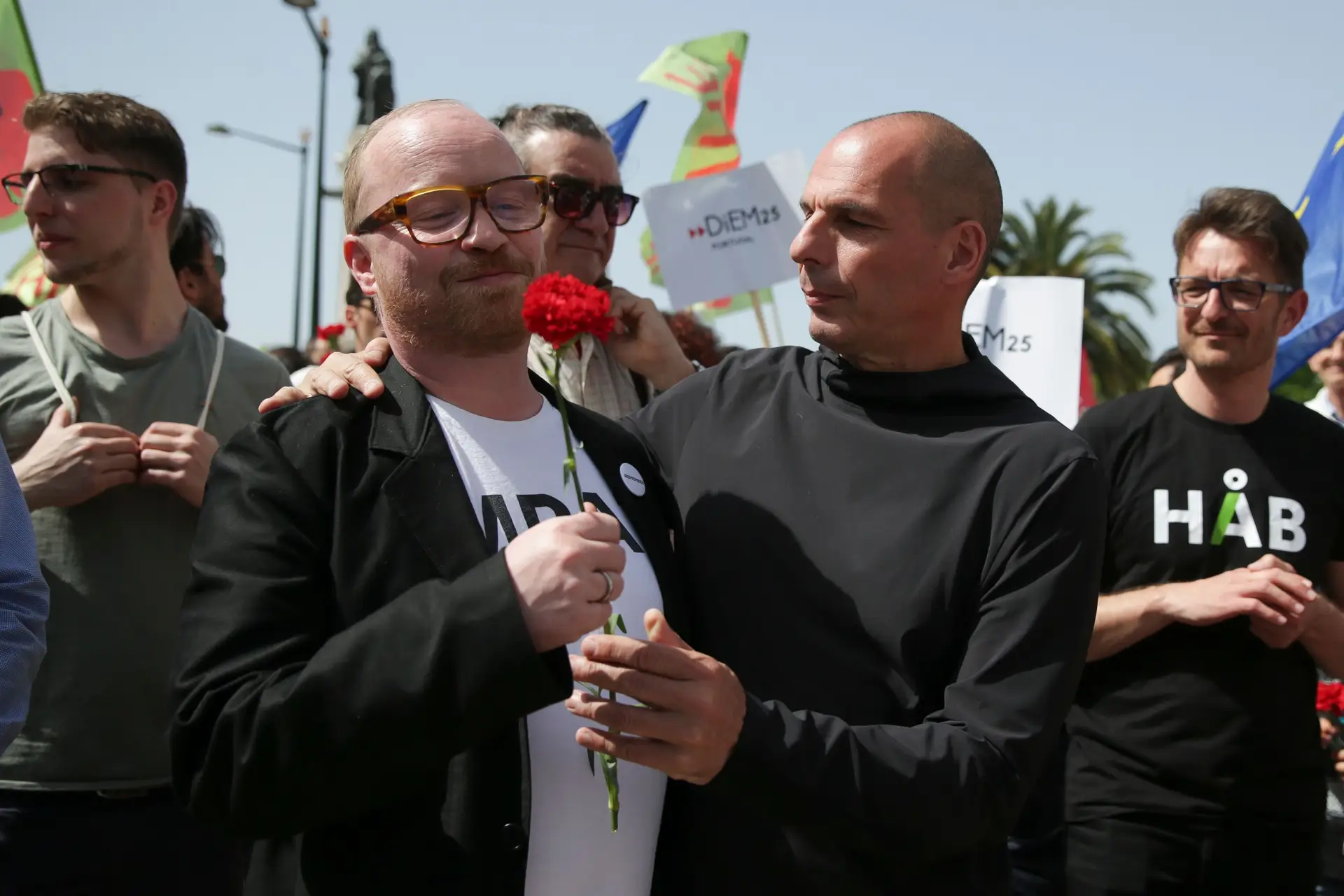 O ex-ministro das Finanças grego, Yanis Varoufakis, no desfile do 25 de Abril na Avenida da Liberdade.