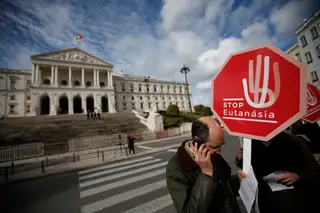 Eutanásia em debate no Parlamento a 29 de maio