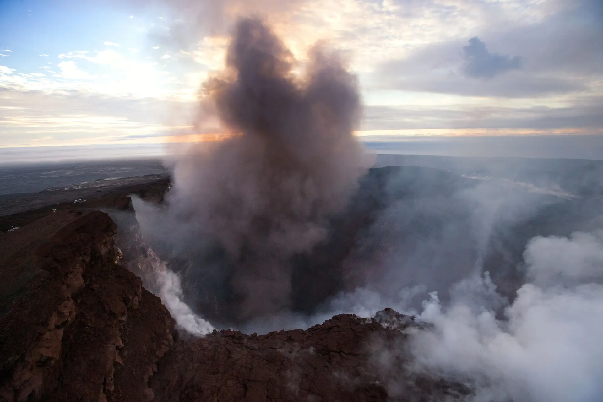 O vulcão Kilauea no Havai é o mais recente a entrar em intensa atividade e na iminência de entrar em erupção.