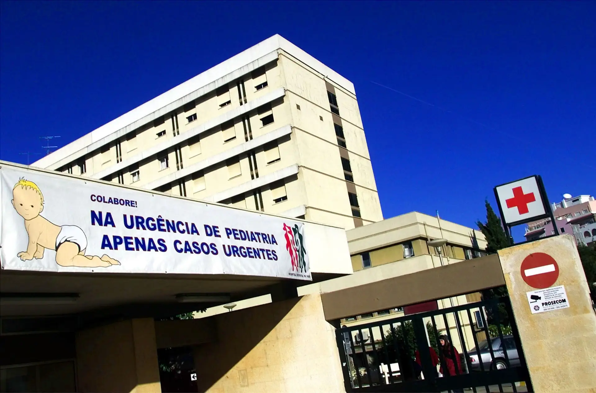 Médica que fez denúncias de negligência afastada do serviço no hospital de Faro