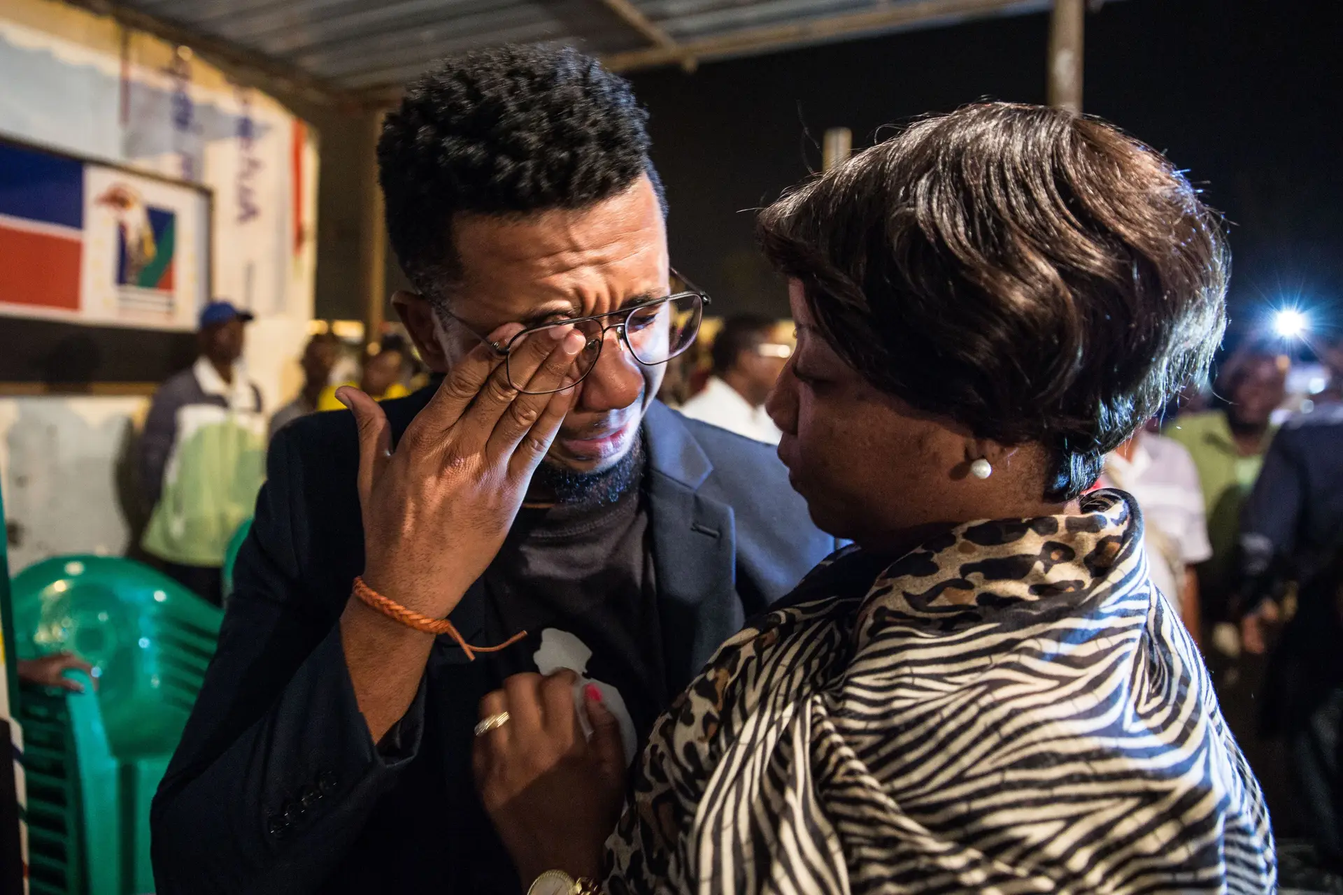O filho de Afonso Dhlakama, Bilal Dhlakama, com a líder parlamentar da Renamo e sobrinha de Afonso Dhlakama, Ivone Soares, durante uma celebração religiosas na cidade da Beira, em Moçambique.