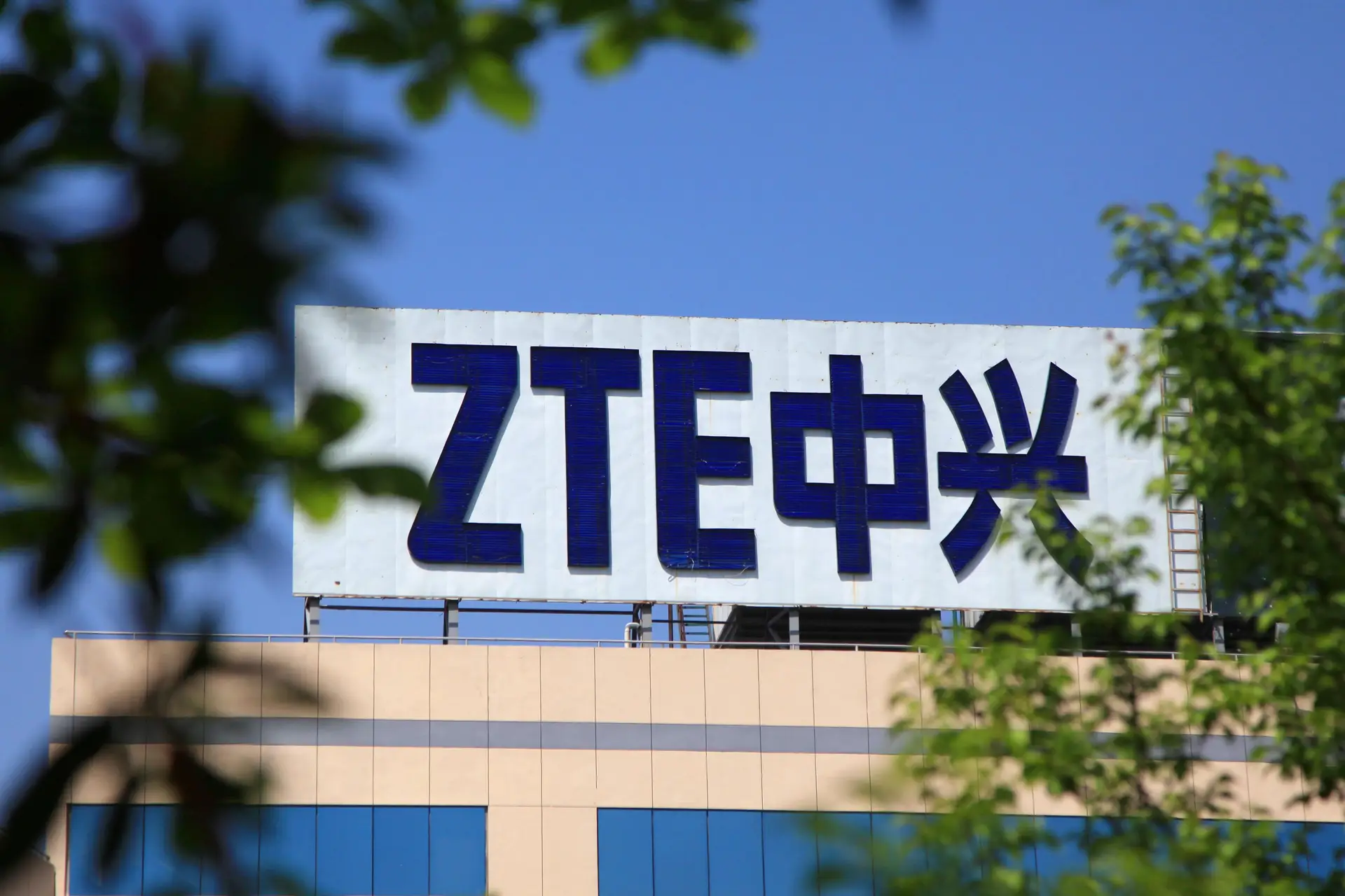 Chinesa ZTE suspende operações depois de EUA proibirem compra de componentes