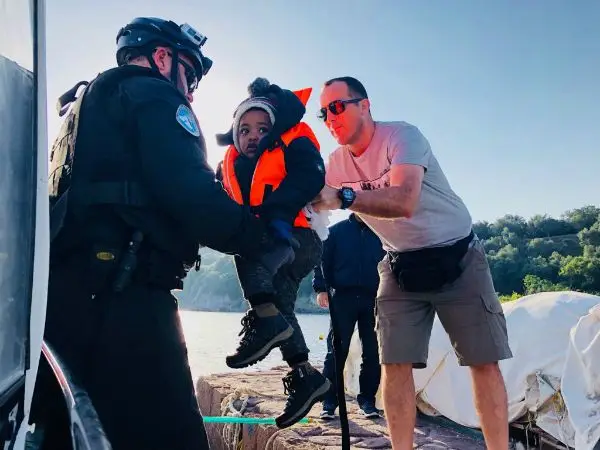 Polícia Marítima resgatou 43 migrantes, entre os quais 13 crianças, ao largo da ilha grega de Lesbos.