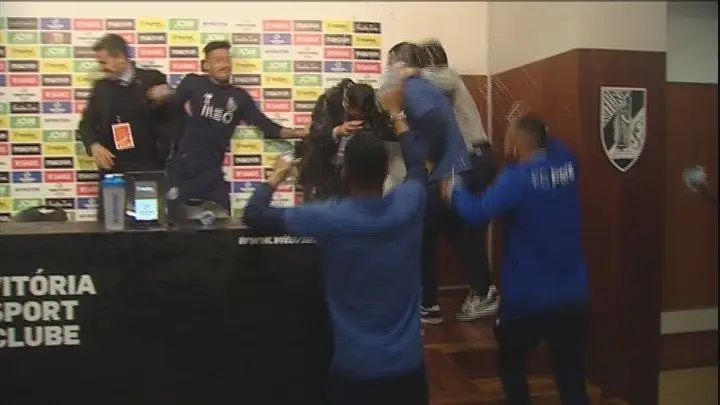 Jogadores invadem conferência de Sérgio Conceição para festejar